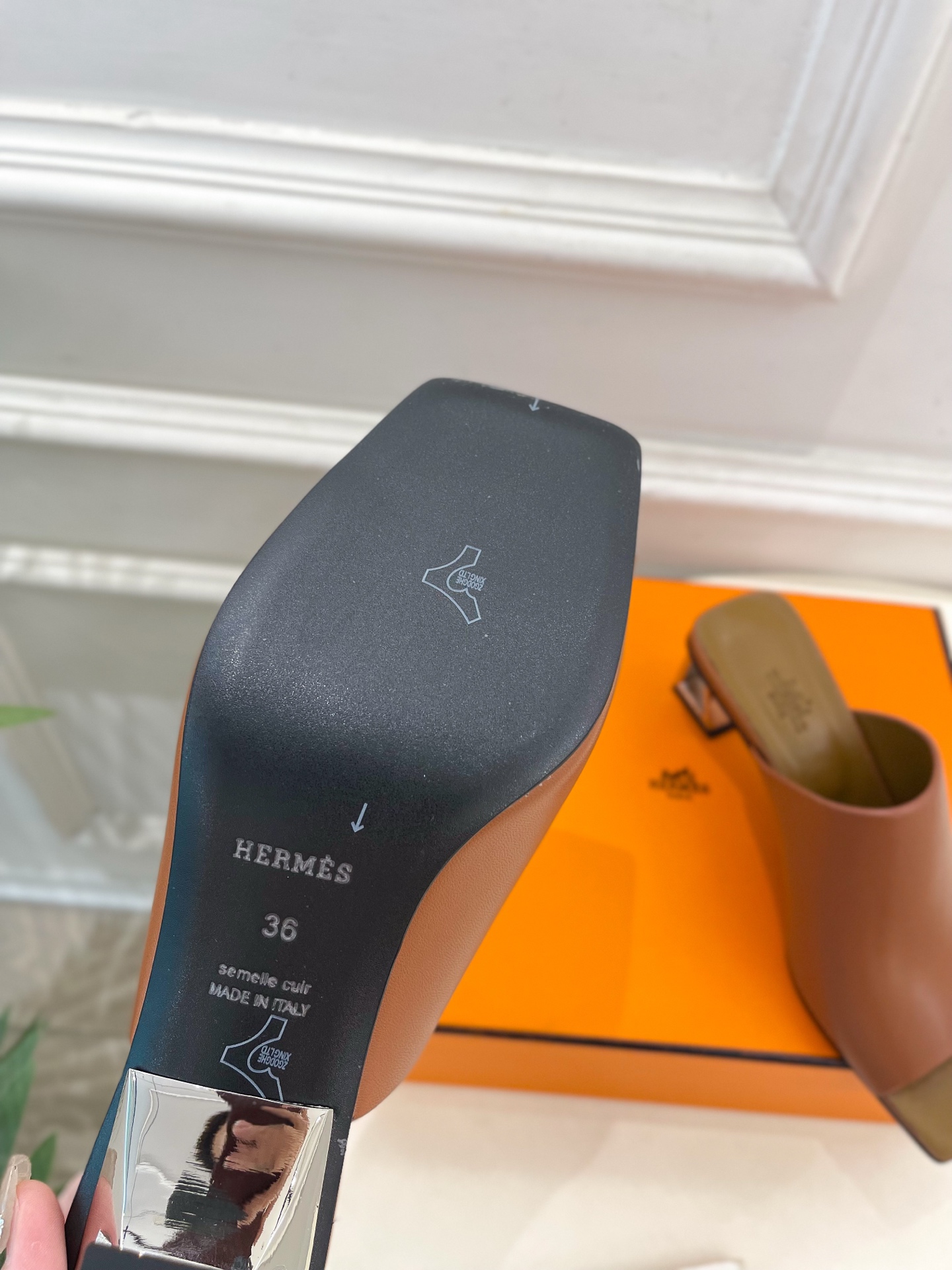 🐎𝐇𝐄𝐑𝐌𝐄* 爱玛仕 25𝐬𝐬 

🌈2025春夏新品 专柜新款  Kylie 60几何金属跟拖鞋系列