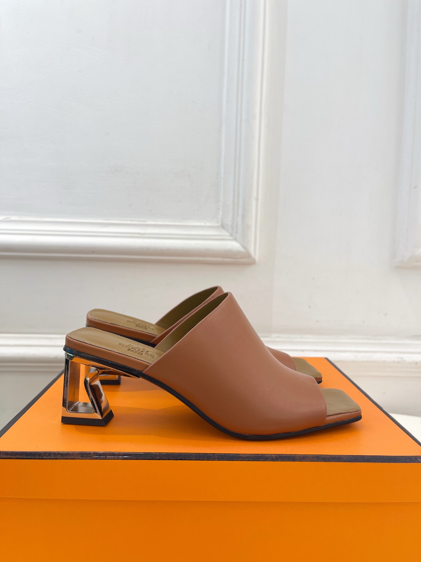 🐎𝐇𝐄𝐑𝐌𝐄* 爱玛仕 25𝐬𝐬 

🌈2025春夏新品 专柜新款  Kylie 60几何金属跟拖鞋系列