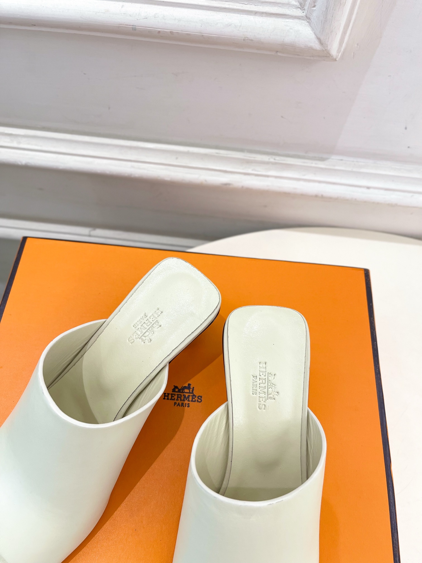 🐎𝐇𝐄𝐑𝐌𝐄* 爱玛仕 25𝐬𝐬 

🌈2025春夏新品 专柜新款  Kylie 60几何金属跟拖鞋系列