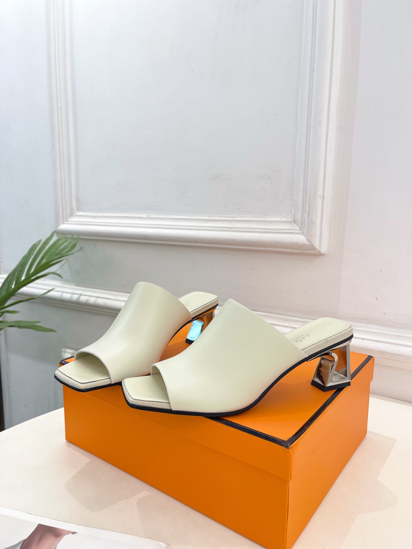 🐎𝐇𝐄𝐑𝐌𝐄* 爱玛仕 25𝐬𝐬 

🌈2025春夏新品 专柜新款  Kylie 60几何金属跟拖鞋系列