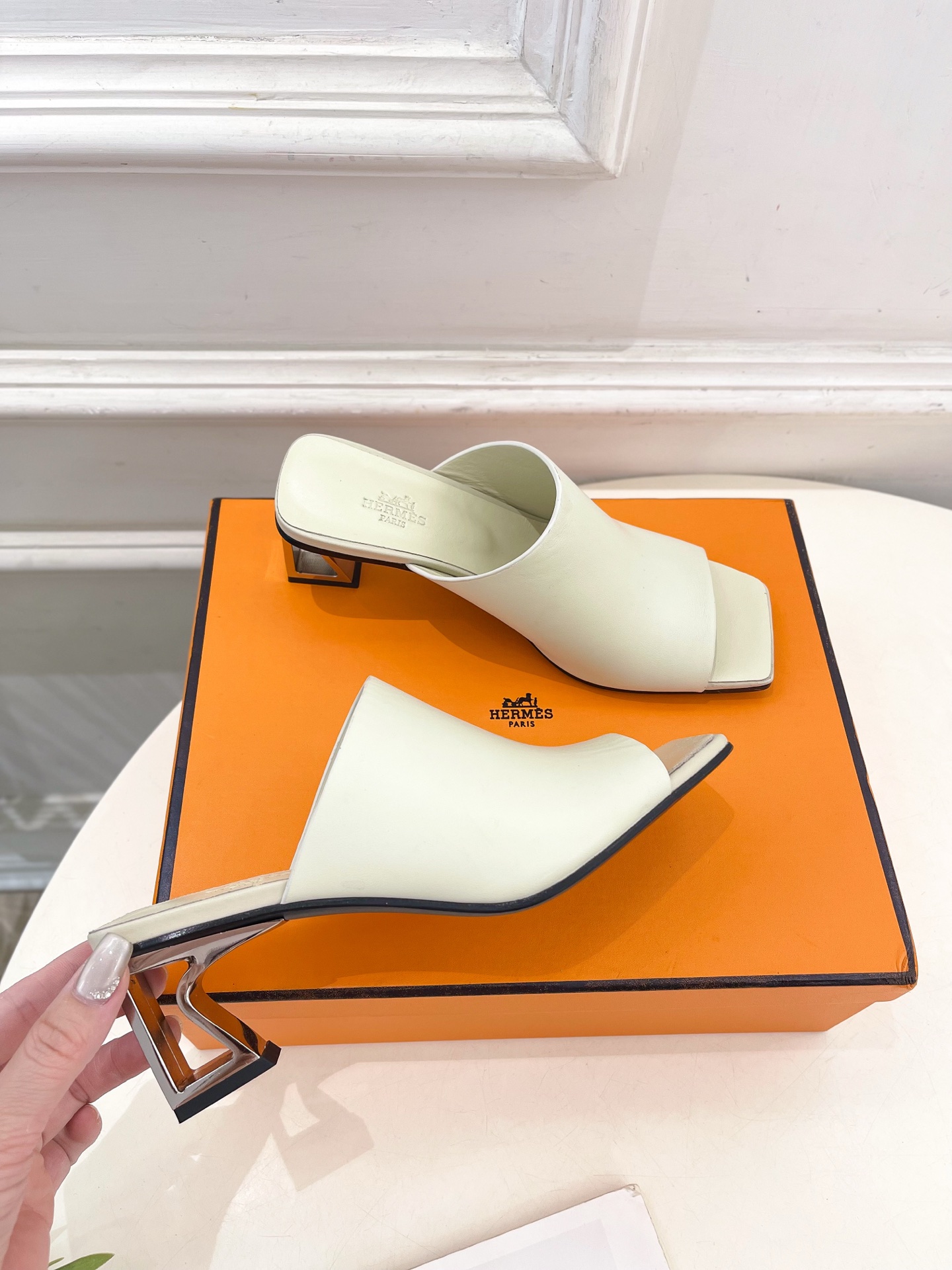 🐎𝐇𝐄𝐑𝐌𝐄* 爱玛仕 25𝐬𝐬 

🌈2025春夏新品 专柜新款  Kylie 60几何金属跟拖鞋系列