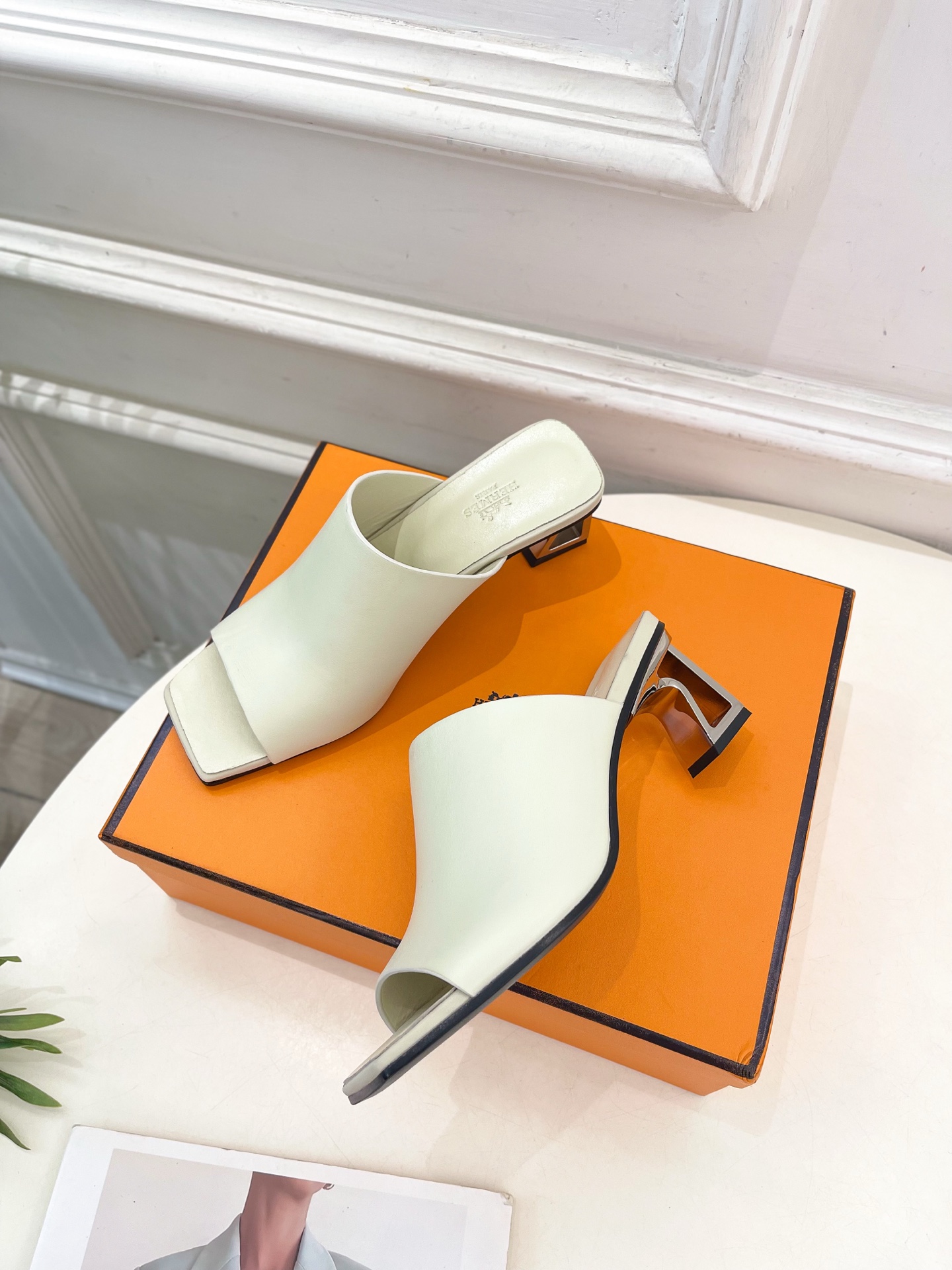 🐎𝐇𝐄𝐑𝐌𝐄* 爱玛仕 25𝐬𝐬 

🌈2025春夏新品 专柜新款  Kylie 60几何金属跟拖鞋系列