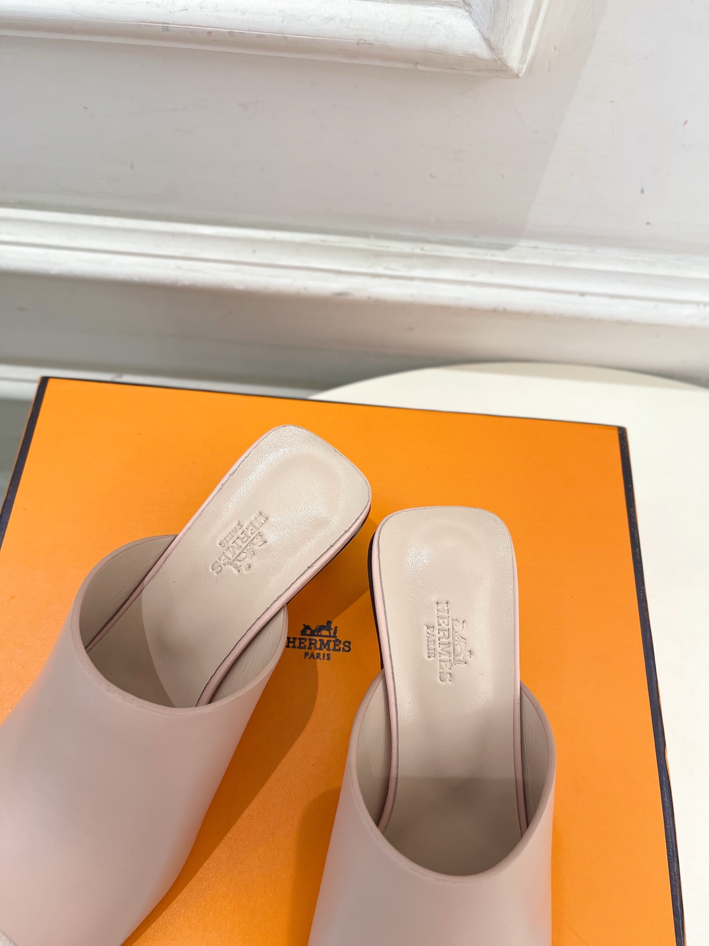 🐎𝐇𝐄𝐑𝐌𝐄* 爱玛仕 25𝐬𝐬 

🌈2025春夏新品 专柜新款  Kylie 60几何金属跟拖鞋系列