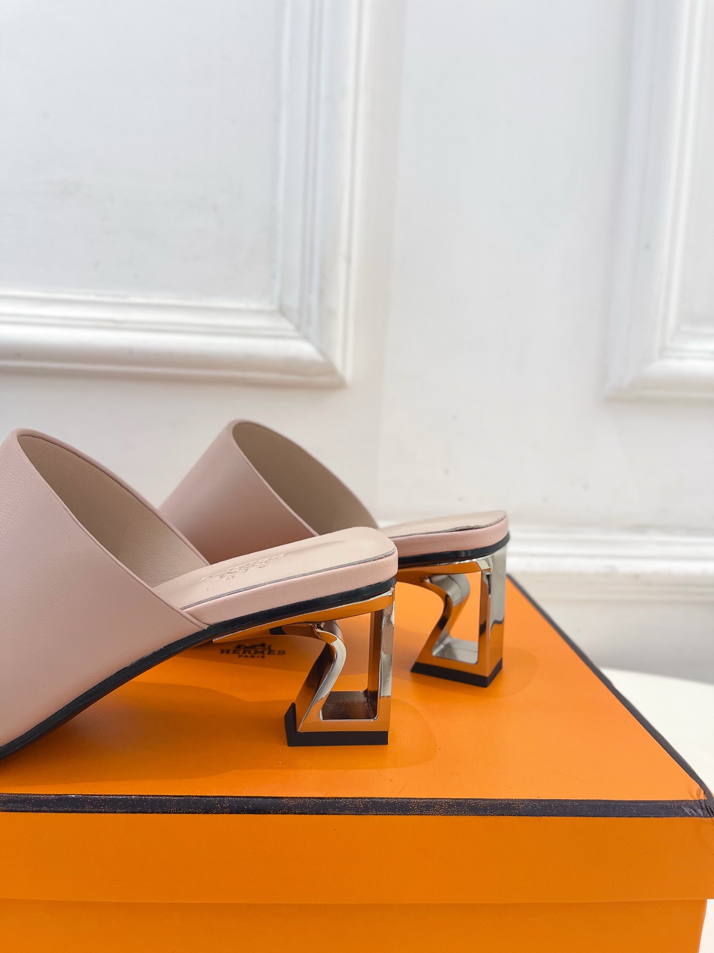 🐎𝐇𝐄𝐑𝐌𝐄* 爱玛仕 25𝐬𝐬 

🌈2025春夏新品 专柜新款  Kylie 60几何金属跟拖鞋系列