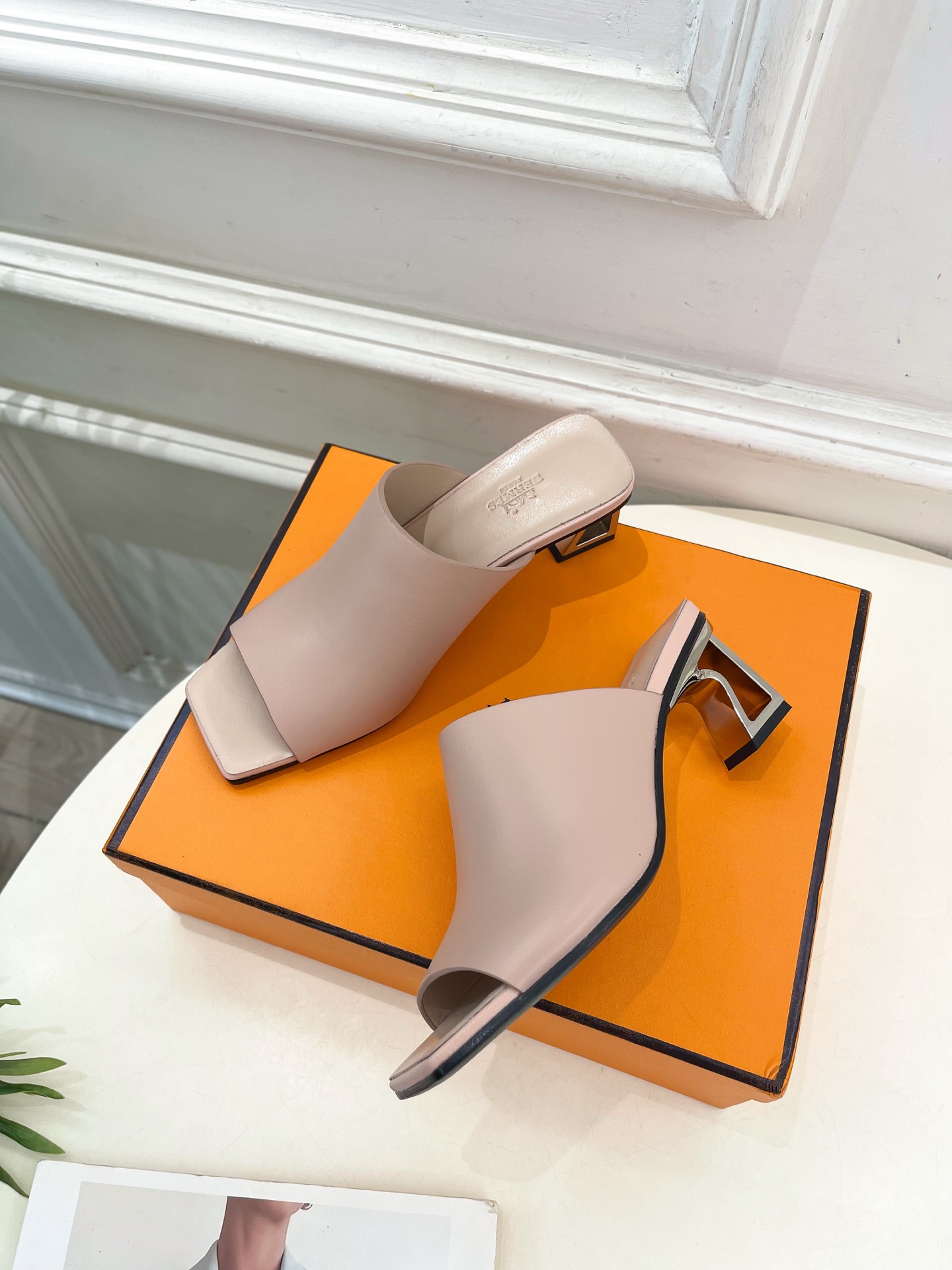 🐎𝐇𝐄𝐑𝐌𝐄* 爱玛仕 25𝐬𝐬 

🌈2025春夏新品 专柜新款  Kylie 60几何金属跟拖鞋系列