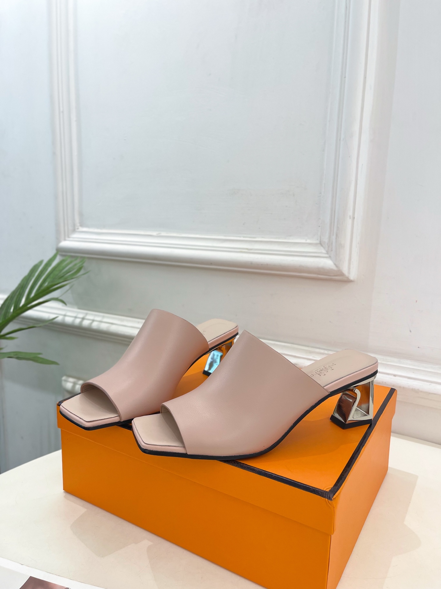 🐎𝐇𝐄𝐑𝐌𝐄* 爱玛仕 25𝐬𝐬 

🌈2025春夏新品 专柜新款  Kylie 60几何金属跟拖鞋系列