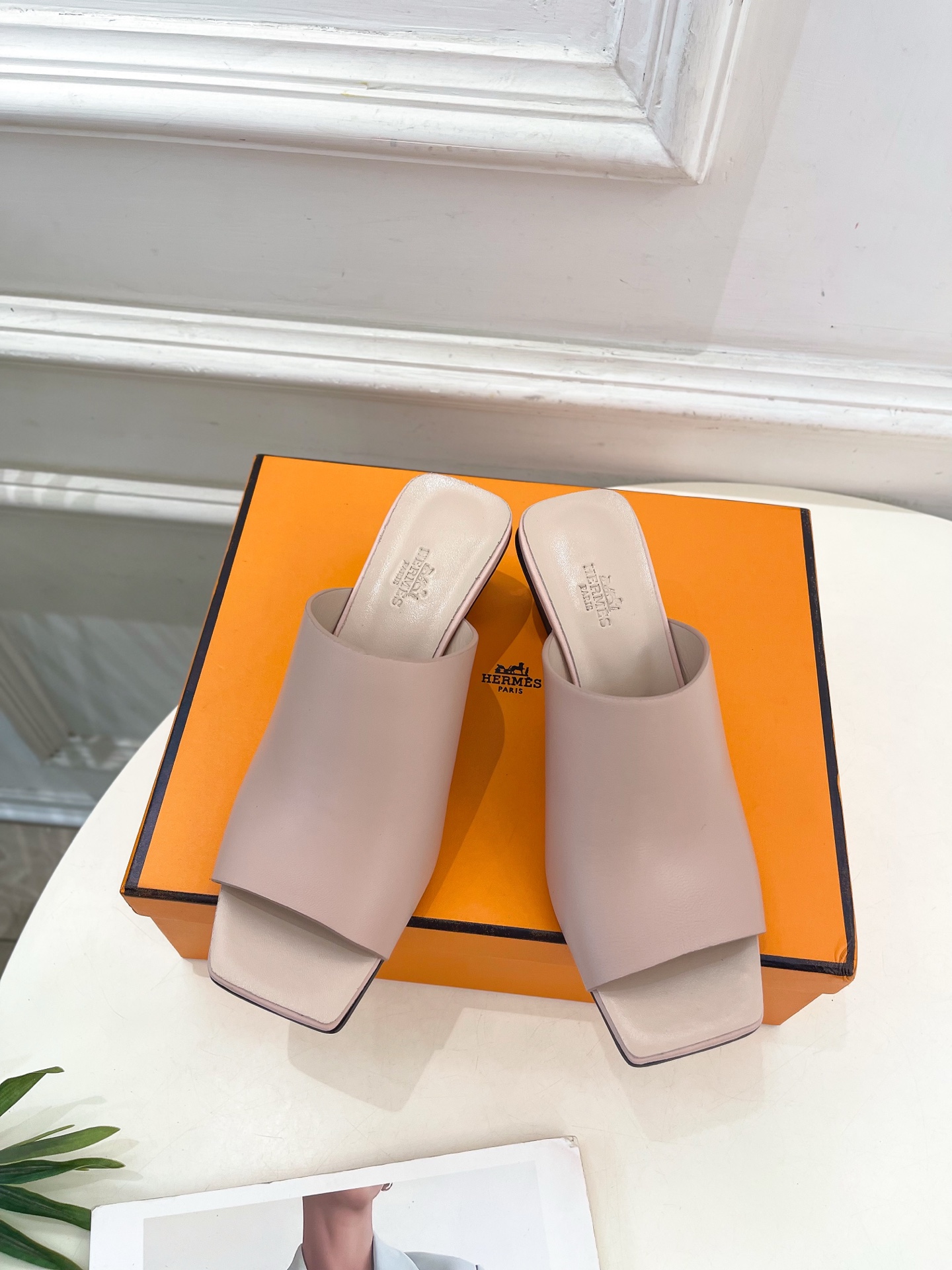 🐎𝐇𝐄𝐑𝐌𝐄* 爱玛仕 25𝐬𝐬 

🌈2025春夏新品 专柜新款  Kylie 60几何金属跟拖鞋系列