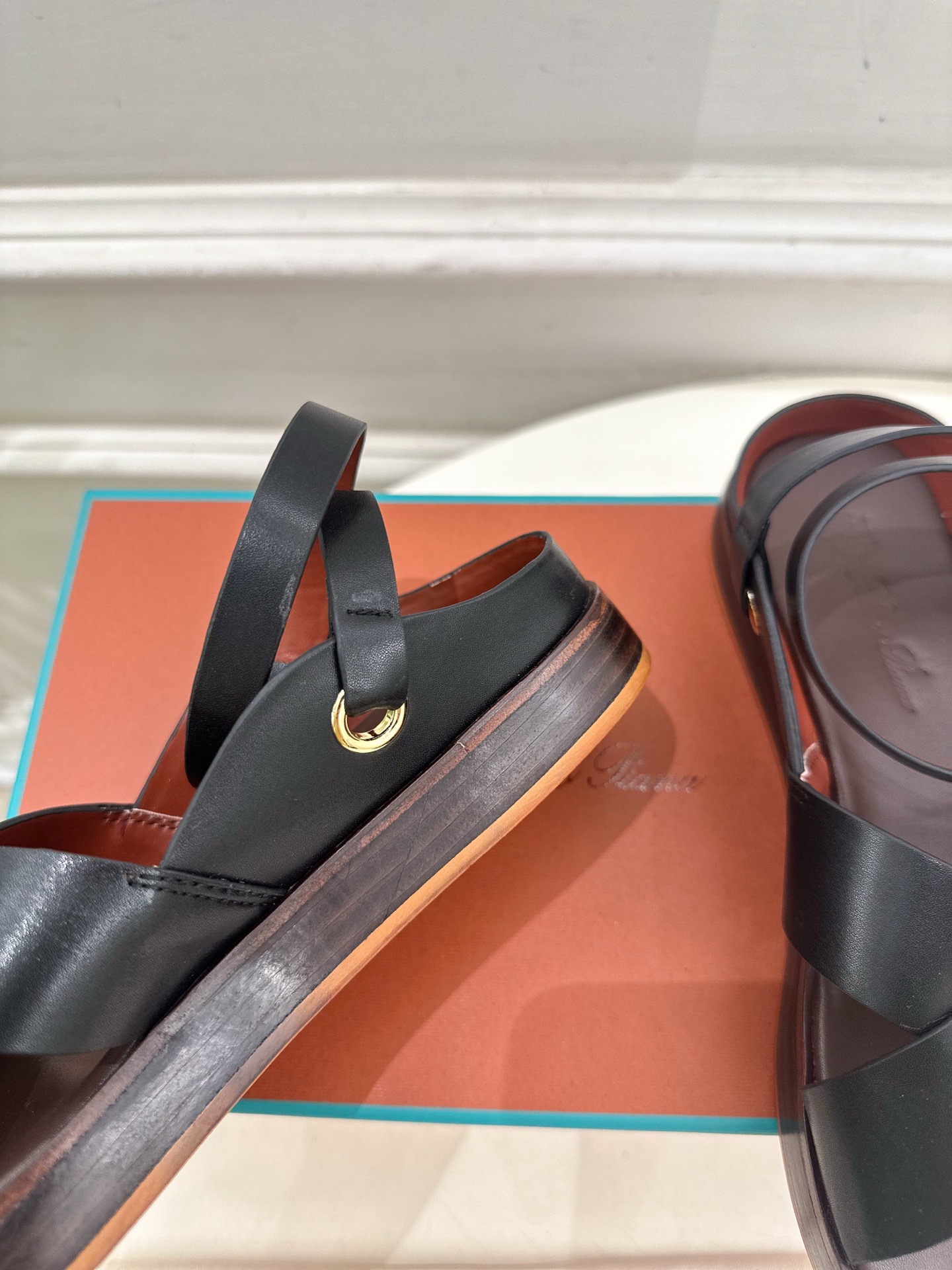 Loro Piana 乐悠翩雅 代购级别⚠️2025春夏新品 LEO平底露趾交叉凉鞋 —————————
