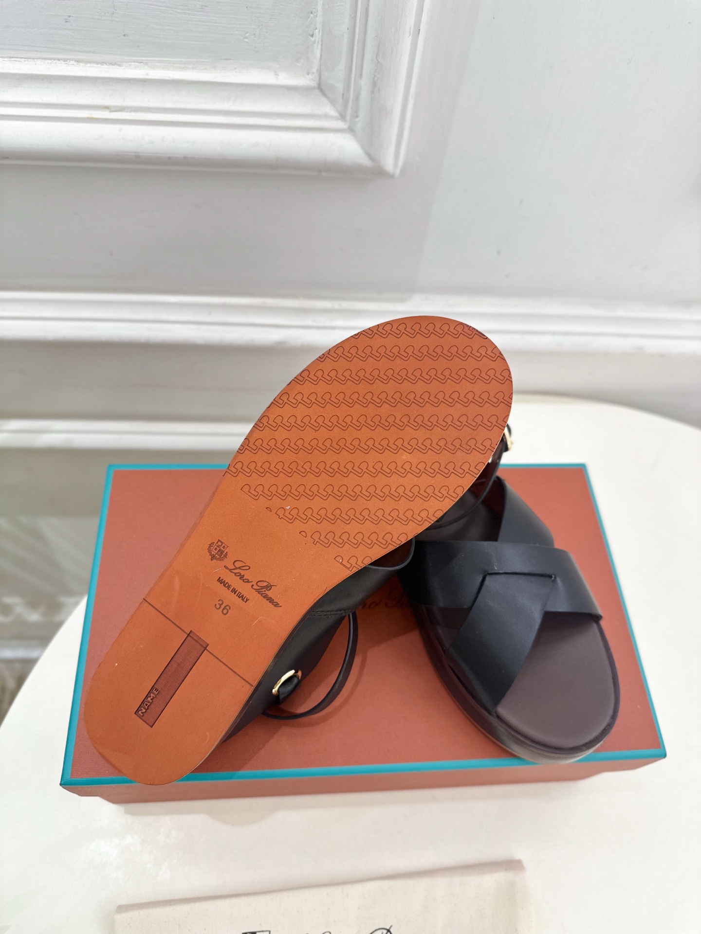 Loro Piana 乐悠翩雅 代购级别⚠️2025春夏新品 LEO平底露趾交叉凉鞋 —————————