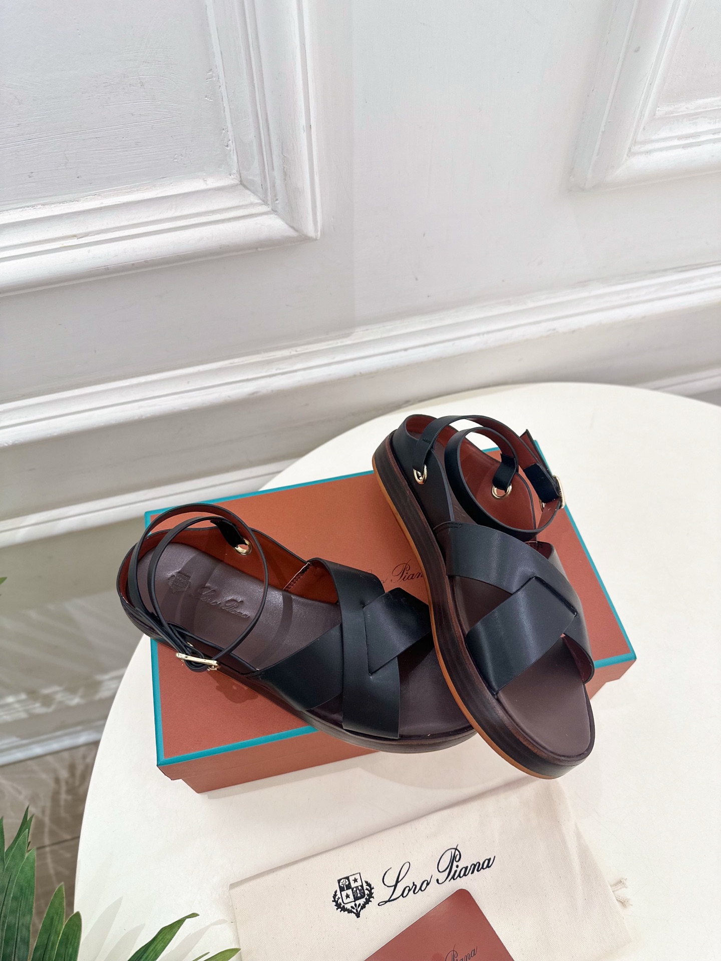 Loro Piana 乐悠翩雅 代购级别⚠️2025春夏新品 LEO平底露趾交叉凉鞋 —————————