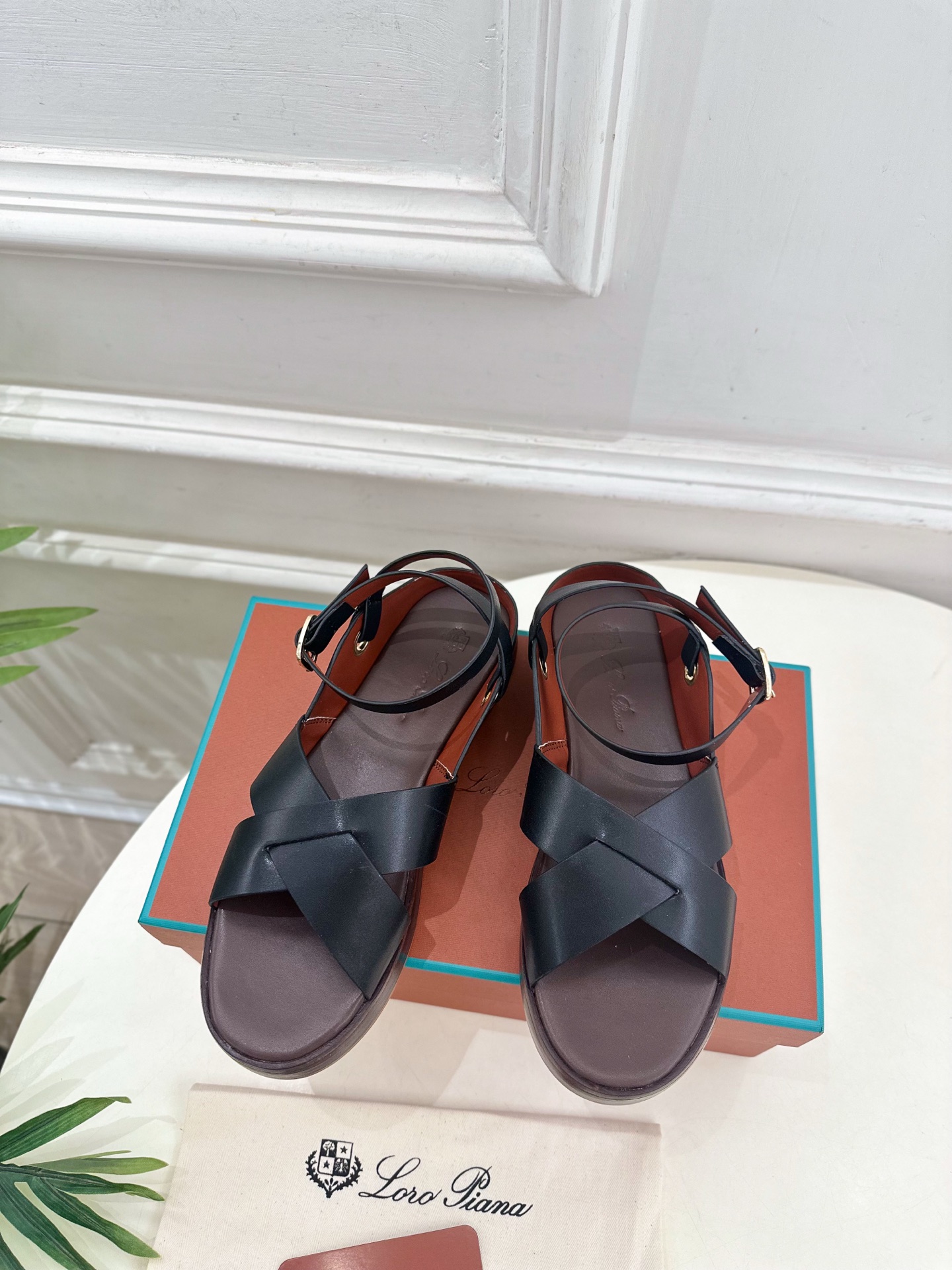 Loro Piana 乐悠翩雅 代购级别⚠️2025春夏新品 LEO平底露趾交叉凉鞋 —————————