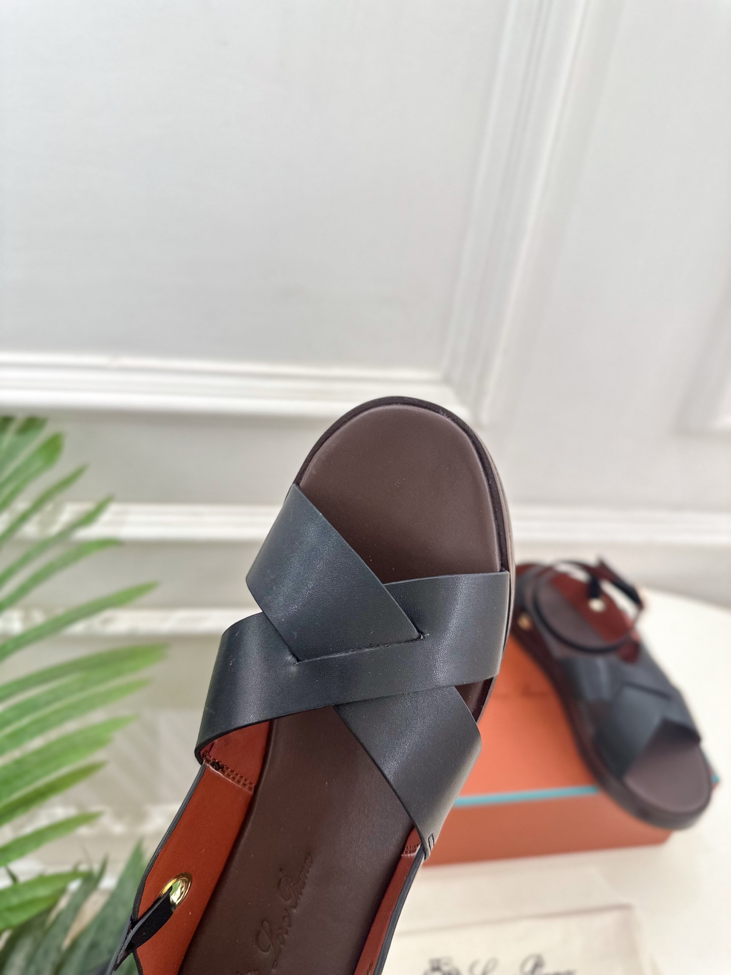 Loro Piana 乐悠翩雅 代购级别⚠️2025春夏新品 LEO平底露趾交叉凉鞋 —————————