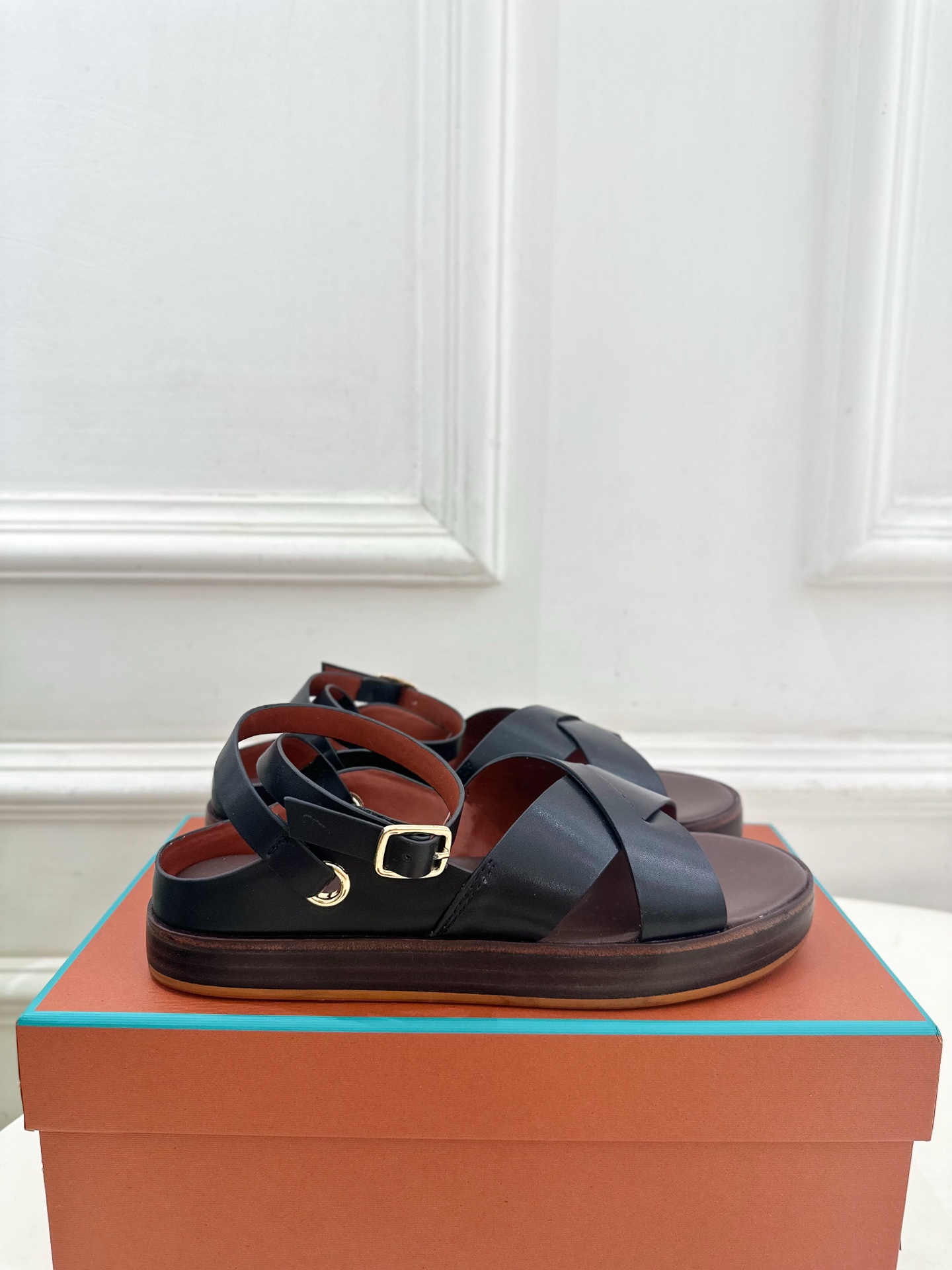 Loro Piana 乐悠翩雅 代购级别⚠️2025春夏新品 LEO平底露趾交叉凉鞋 —————————