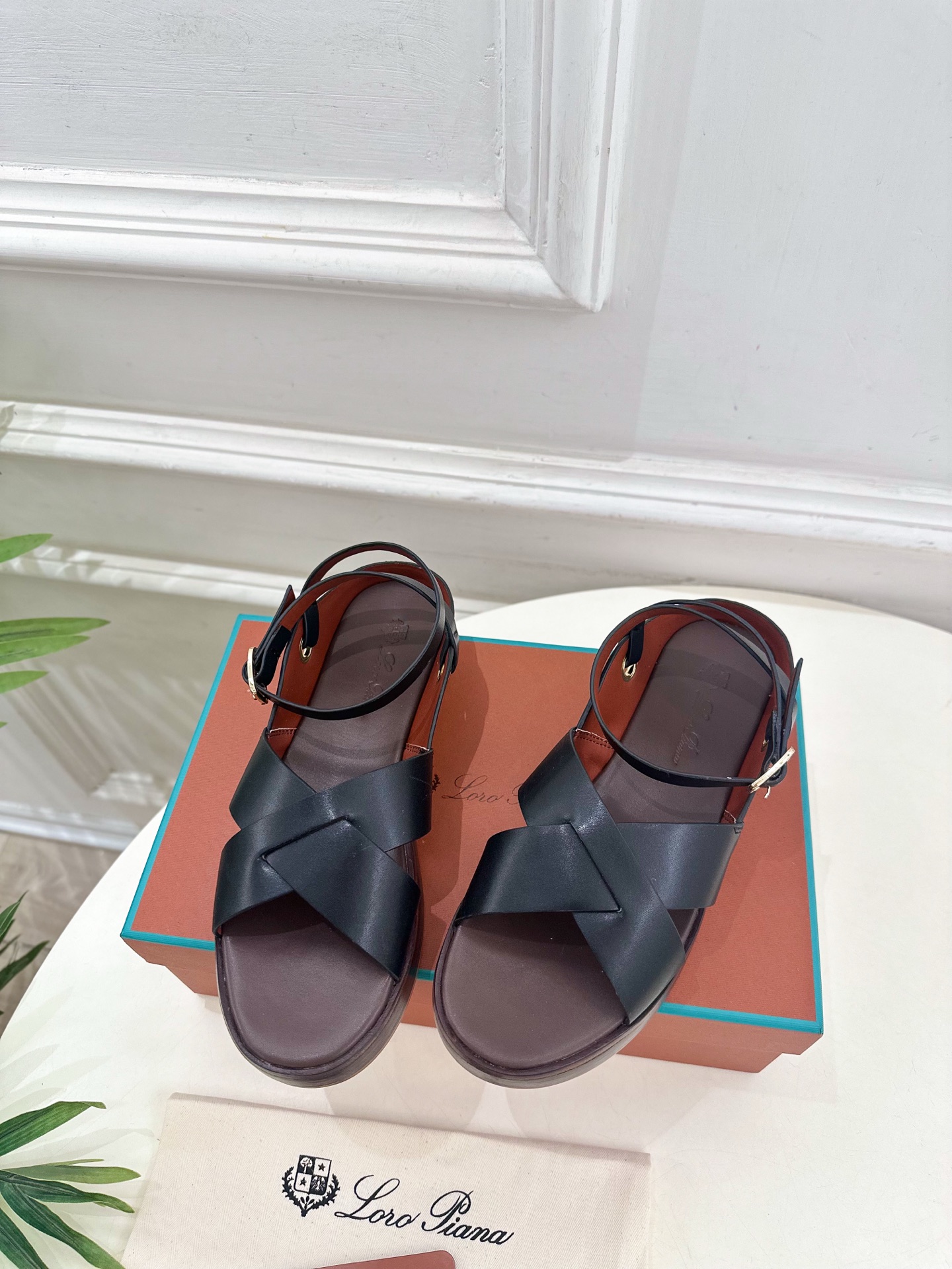 Loro Piana 乐悠翩雅 代购级别⚠️2025春夏新品 LEO平底露趾交叉凉鞋 —————————