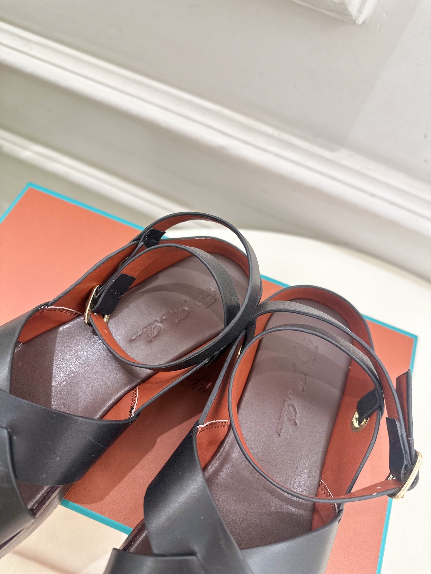 Loro Piana 乐悠翩雅 代购级别⚠️2025春夏新品 LEO平底露趾交叉凉鞋 —————————
