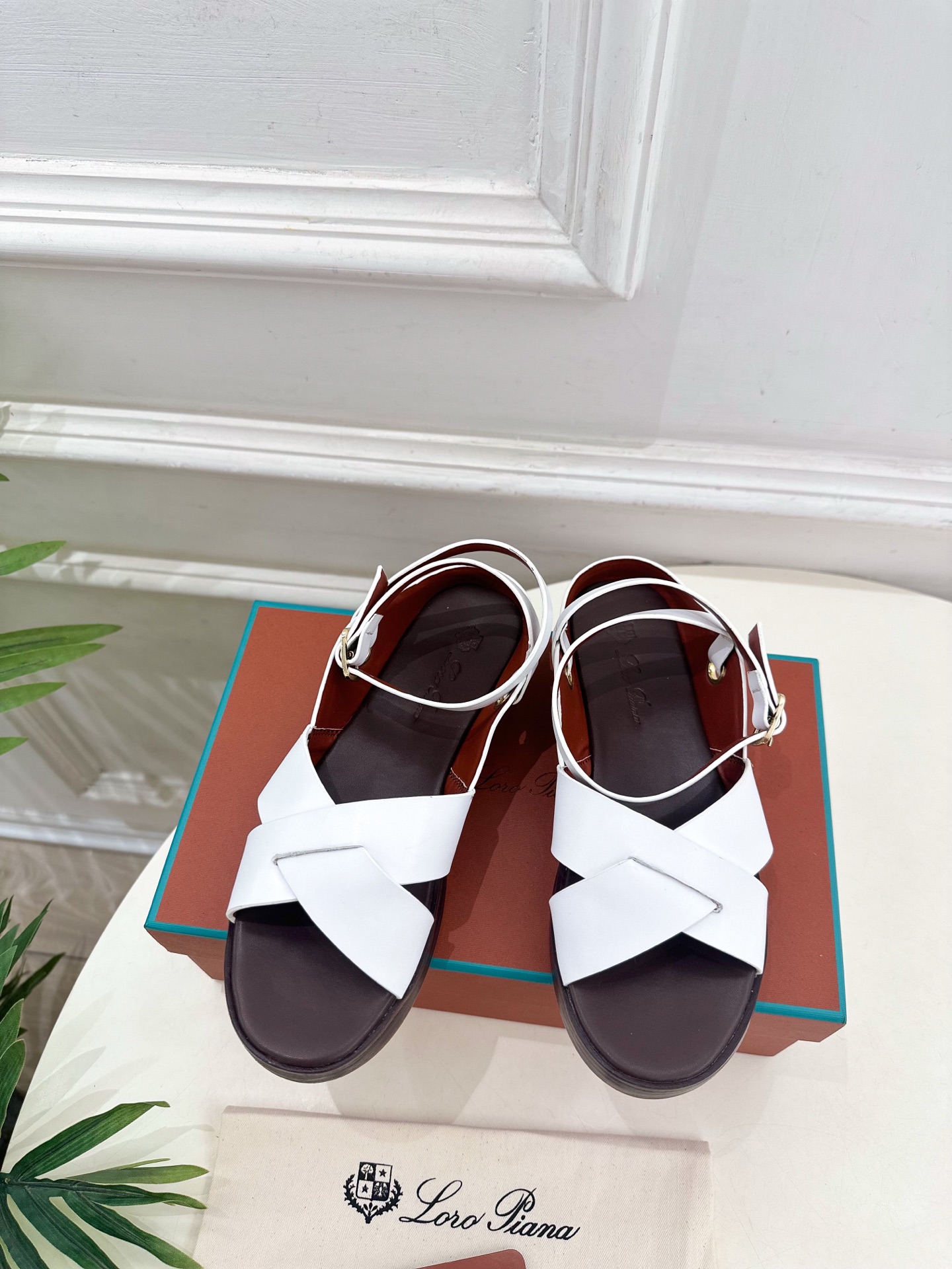 Loro Piana 乐悠翩雅 代购级别⚠️2025春夏新品 LEO平底露趾交叉凉鞋 —————————