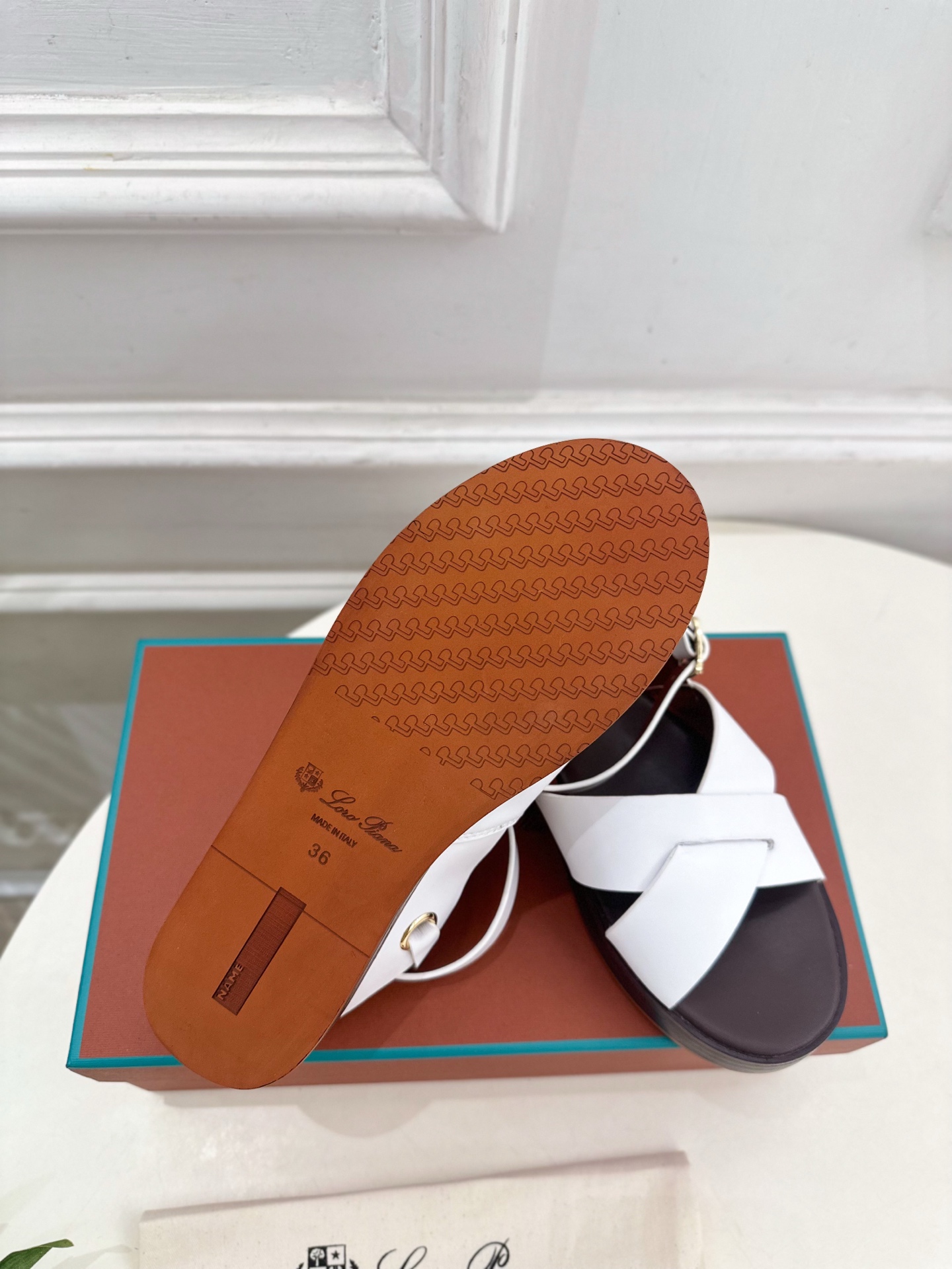 Loro Piana 乐悠翩雅 代购级别⚠️2025春夏新品 LEO平底露趾交叉凉鞋 —————————