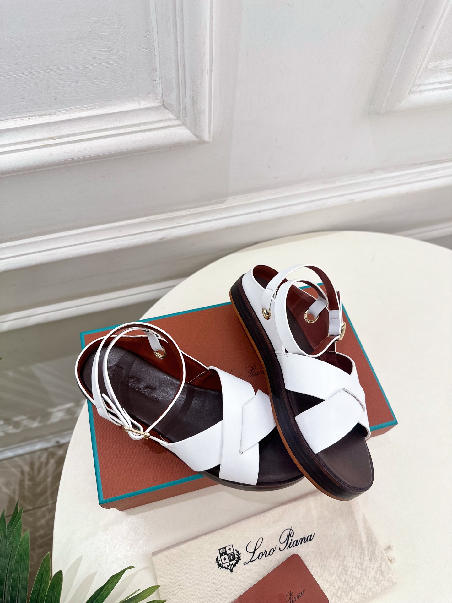 Loro Piana 乐悠翩雅 代购级别⚠️2025春夏新品 LEO平底露趾交叉凉鞋 —————————