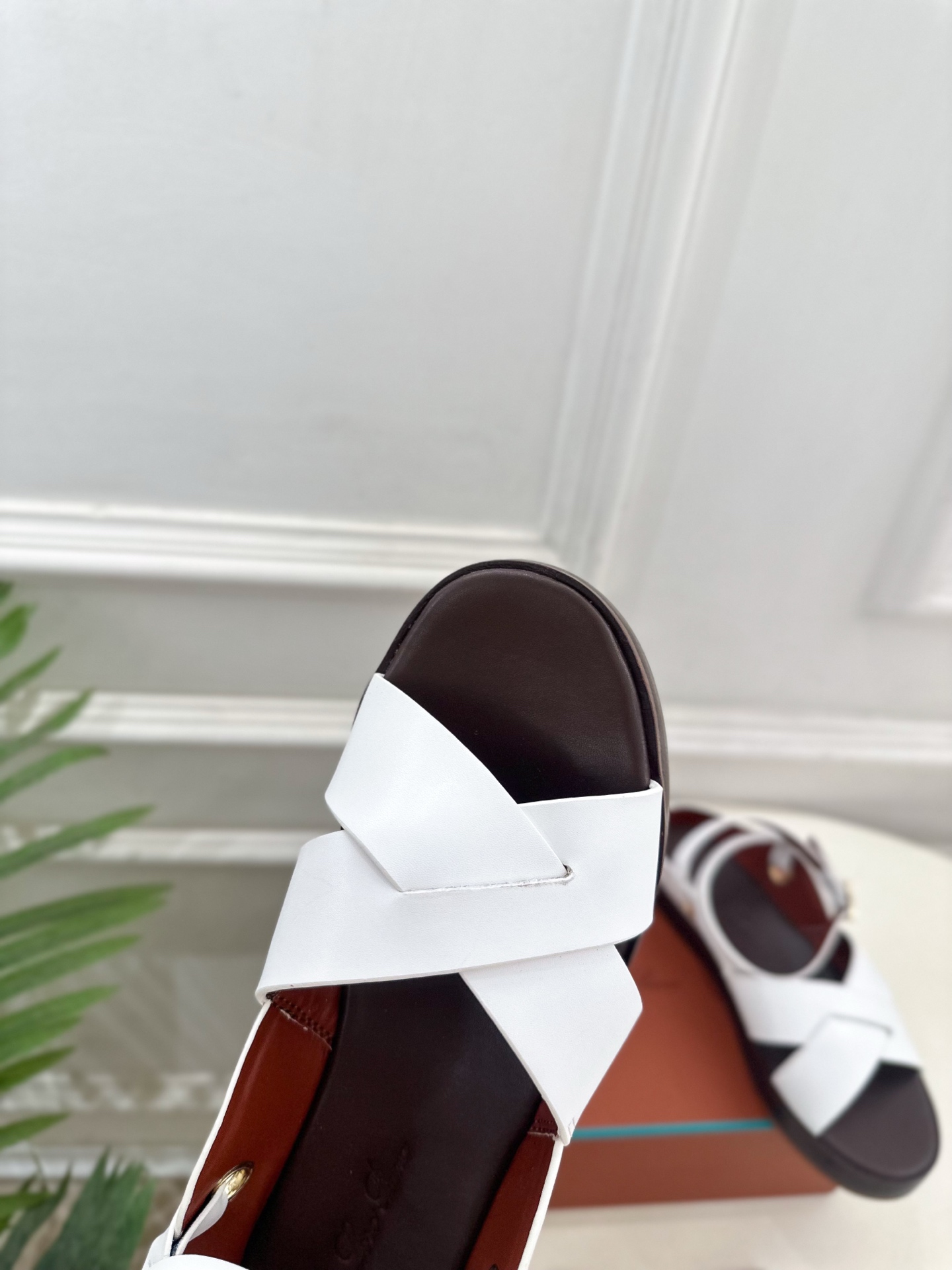 Loro Piana 乐悠翩雅 代购级别⚠️2025春夏新品 LEO平底露趾交叉凉鞋 —————————