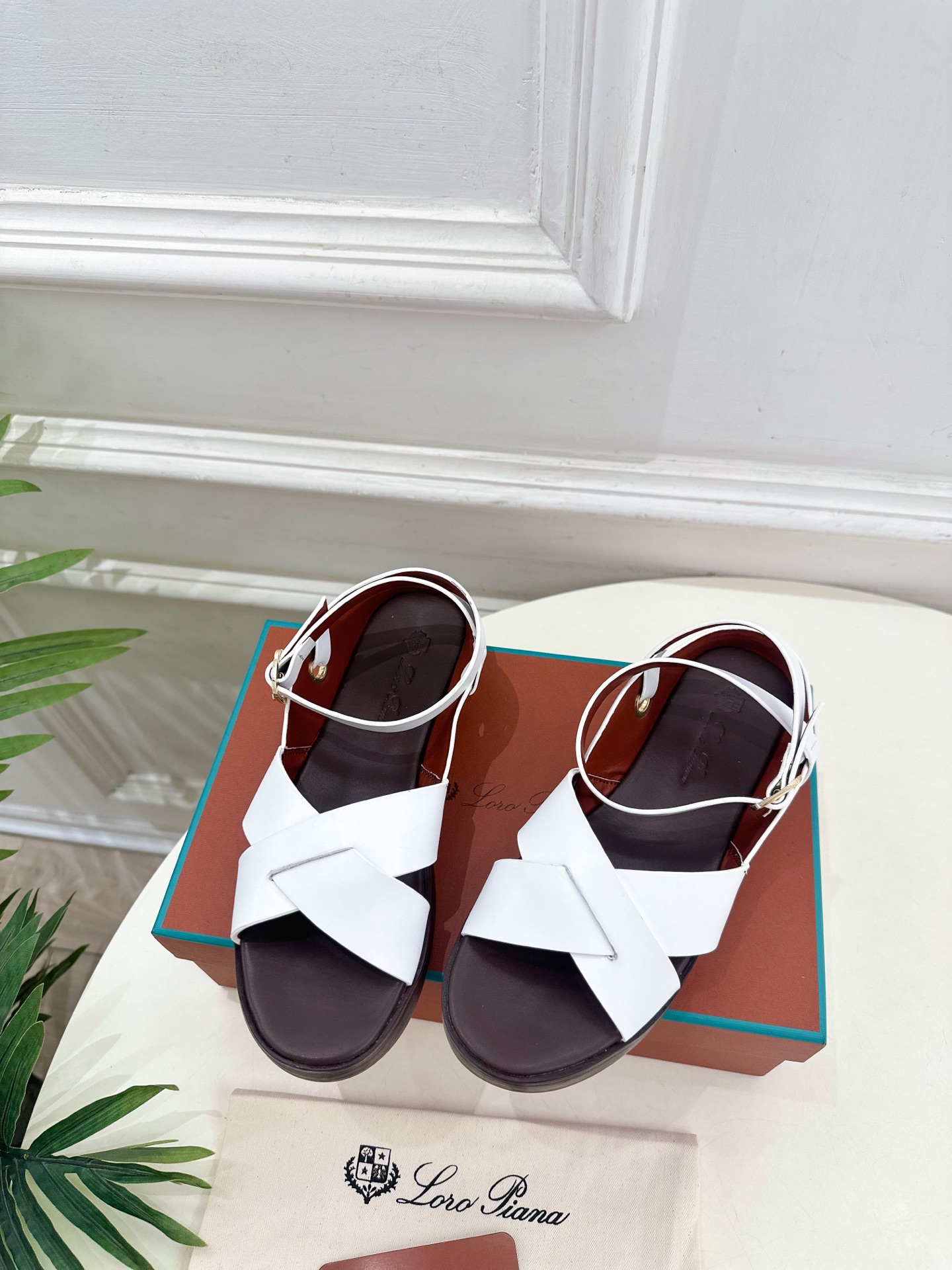 Loro Piana 乐悠翩雅 代购级别⚠️2025春夏新品 LEO平底露趾交叉凉鞋 —————————