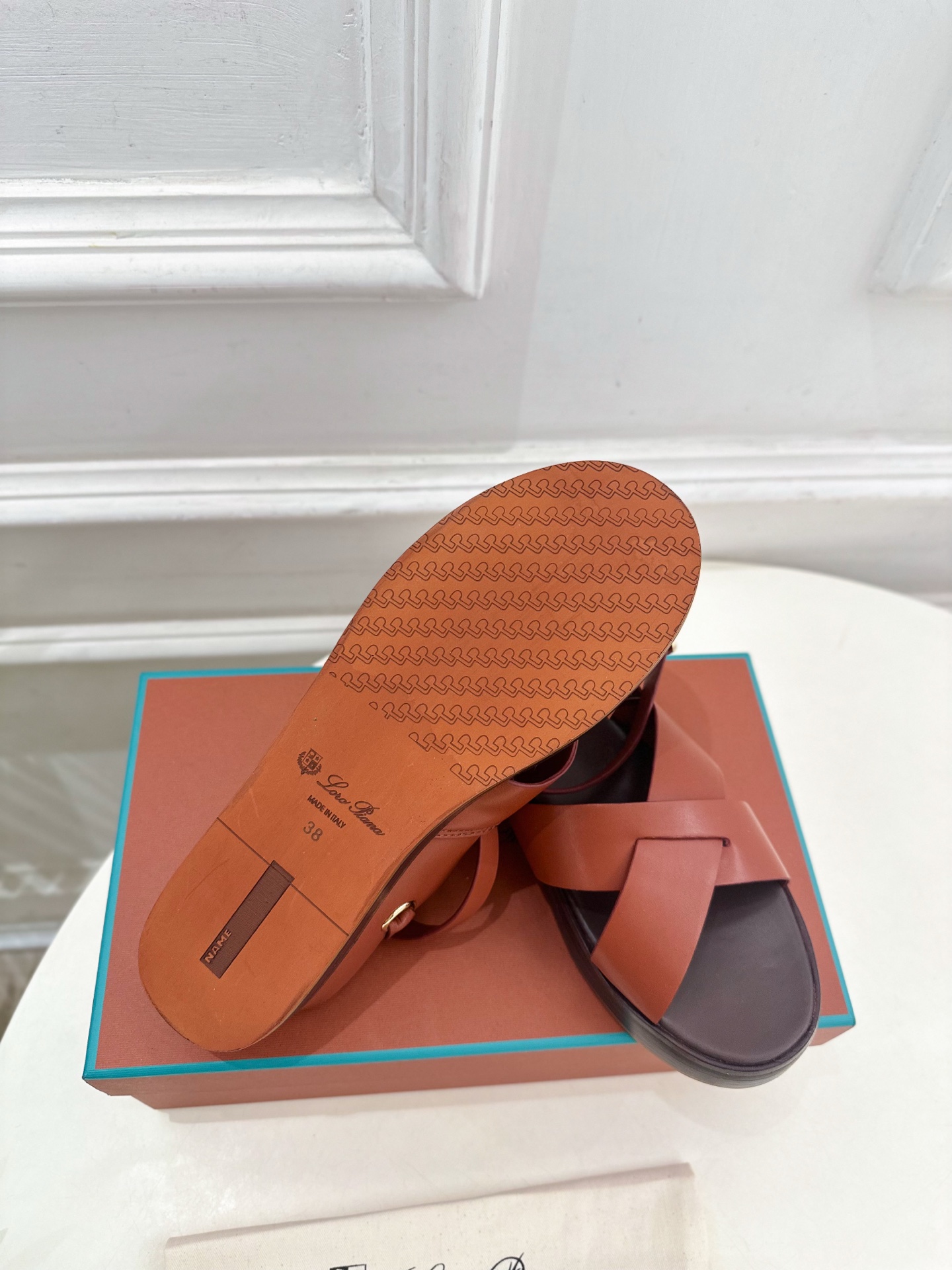 Loro Piana 乐悠翩雅 代购级别⚠️2025春夏新品 LEO平底露趾交叉凉鞋 —————————