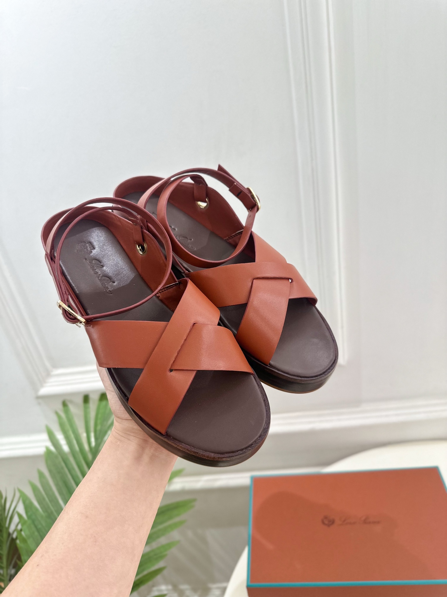 Loro Piana 乐悠翩雅 代购级别⚠️2025春夏新品 LEO平底露趾交叉凉鞋 —————————
