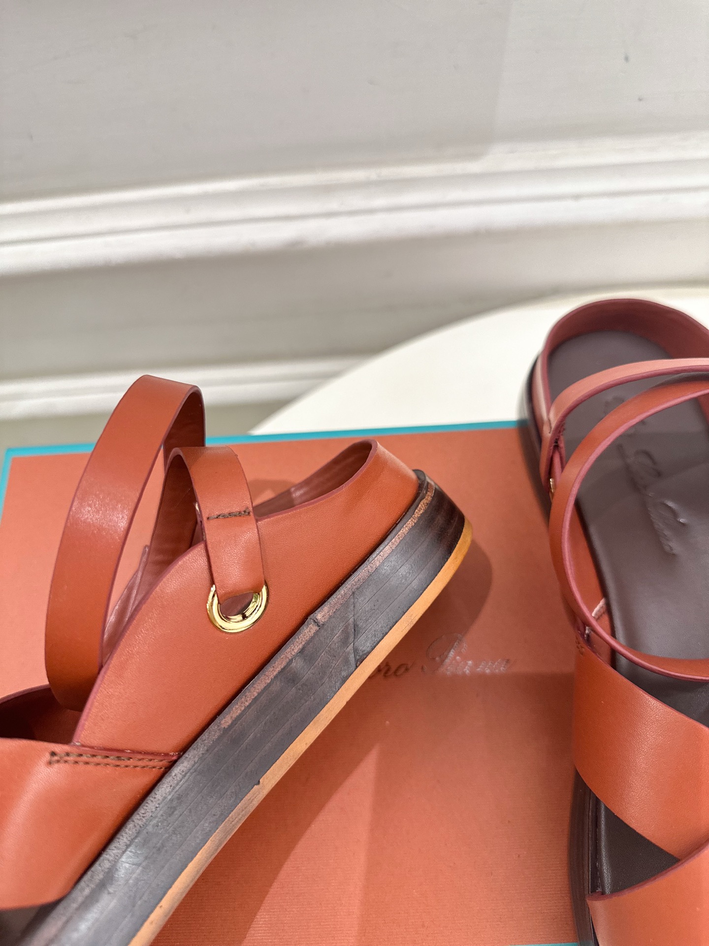 Loro Piana 乐悠翩雅 代购级别⚠️2025春夏新品 LEO平底露趾交叉凉鞋 —————————