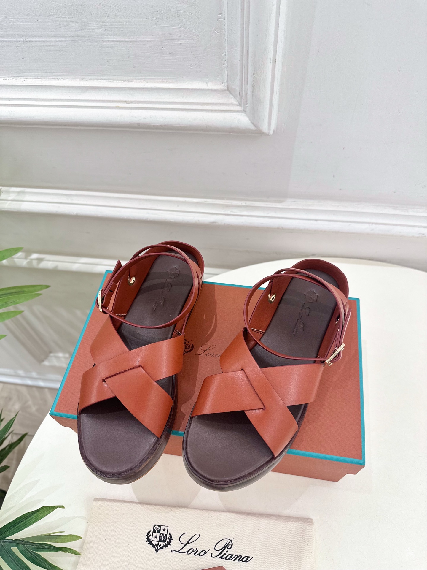 Loro Piana 乐悠翩雅 代购级别⚠️2025春夏新品 LEO平底露趾交叉凉鞋 —————————