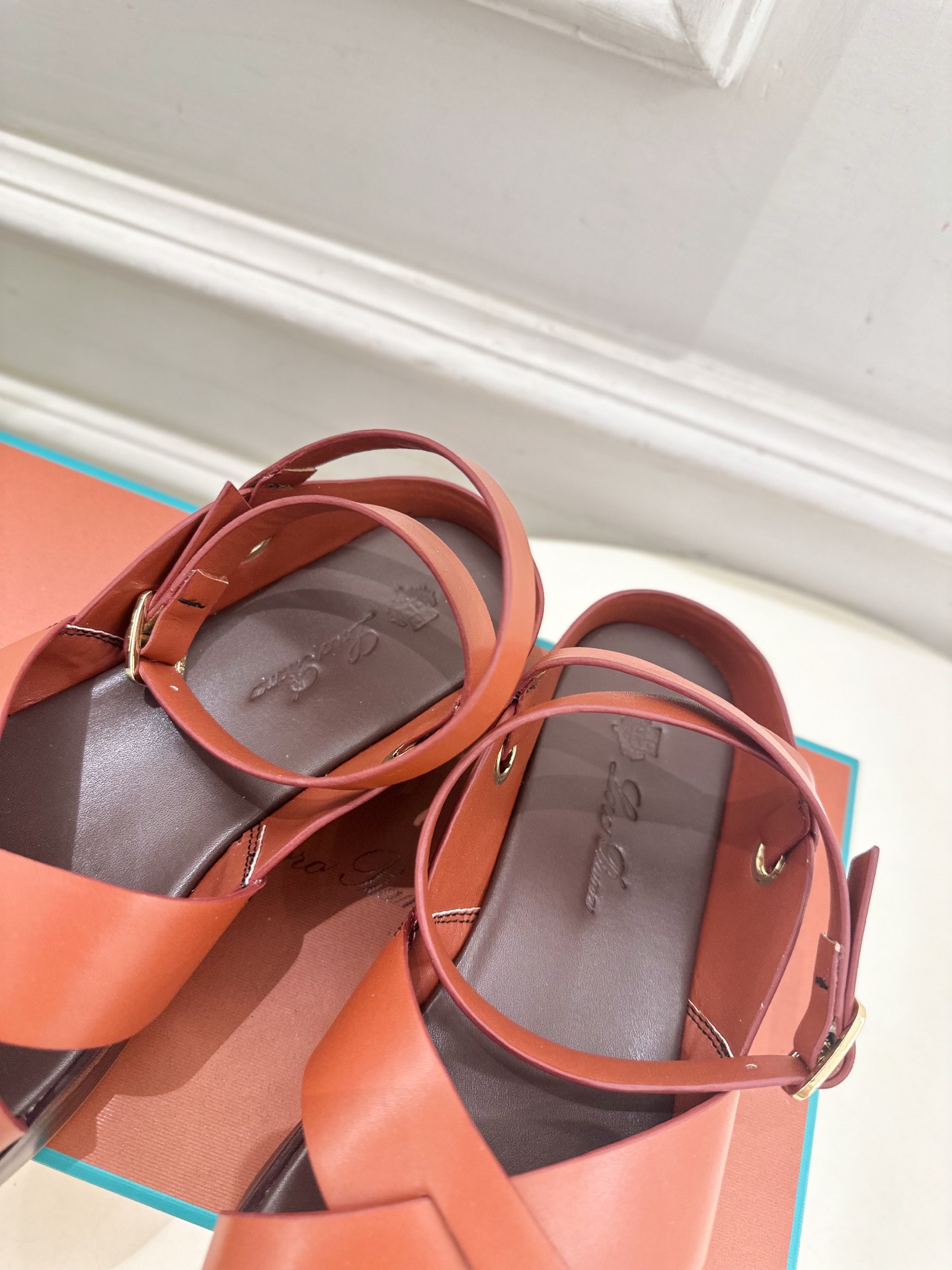 Loro Piana 乐悠翩雅 代购级别⚠️2025春夏新品 LEO平底露趾交叉凉鞋 —————————