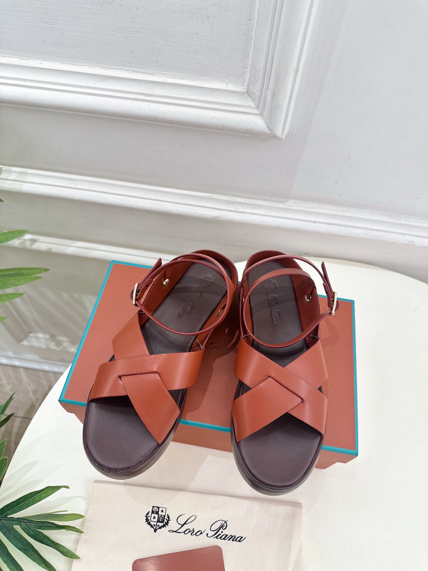 Loro Piana 乐悠翩雅 代购级别⚠️2025春夏新品 LEO平底露趾交叉凉鞋 —————————