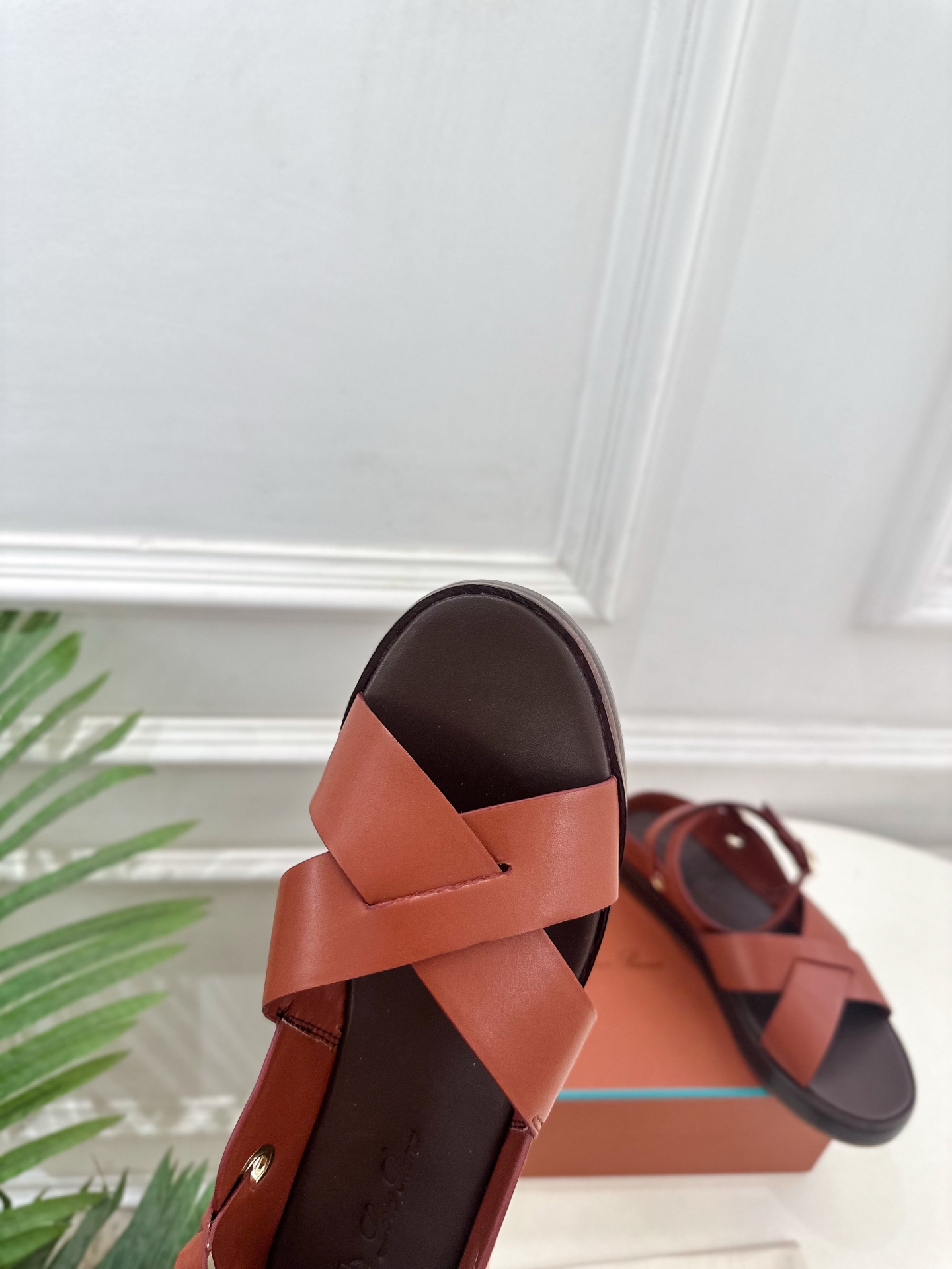 Loro Piana 乐悠翩雅 代购级别⚠️2025春夏新品 LEO平底露趾交叉凉鞋 —————————