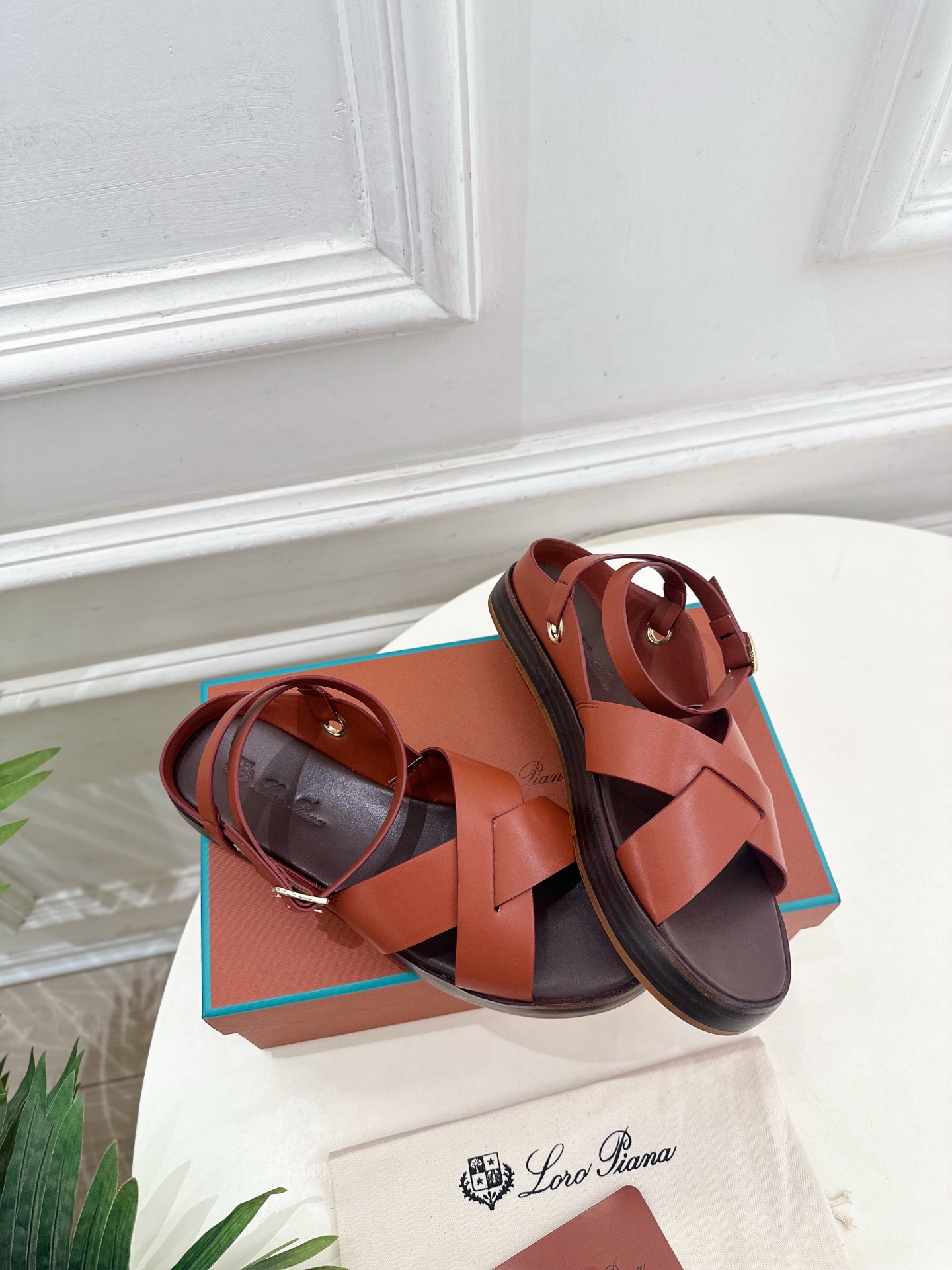 Loro Piana 乐悠翩雅 代购级别⚠️2025春夏新品 LEO平底露趾交叉凉鞋 —————————