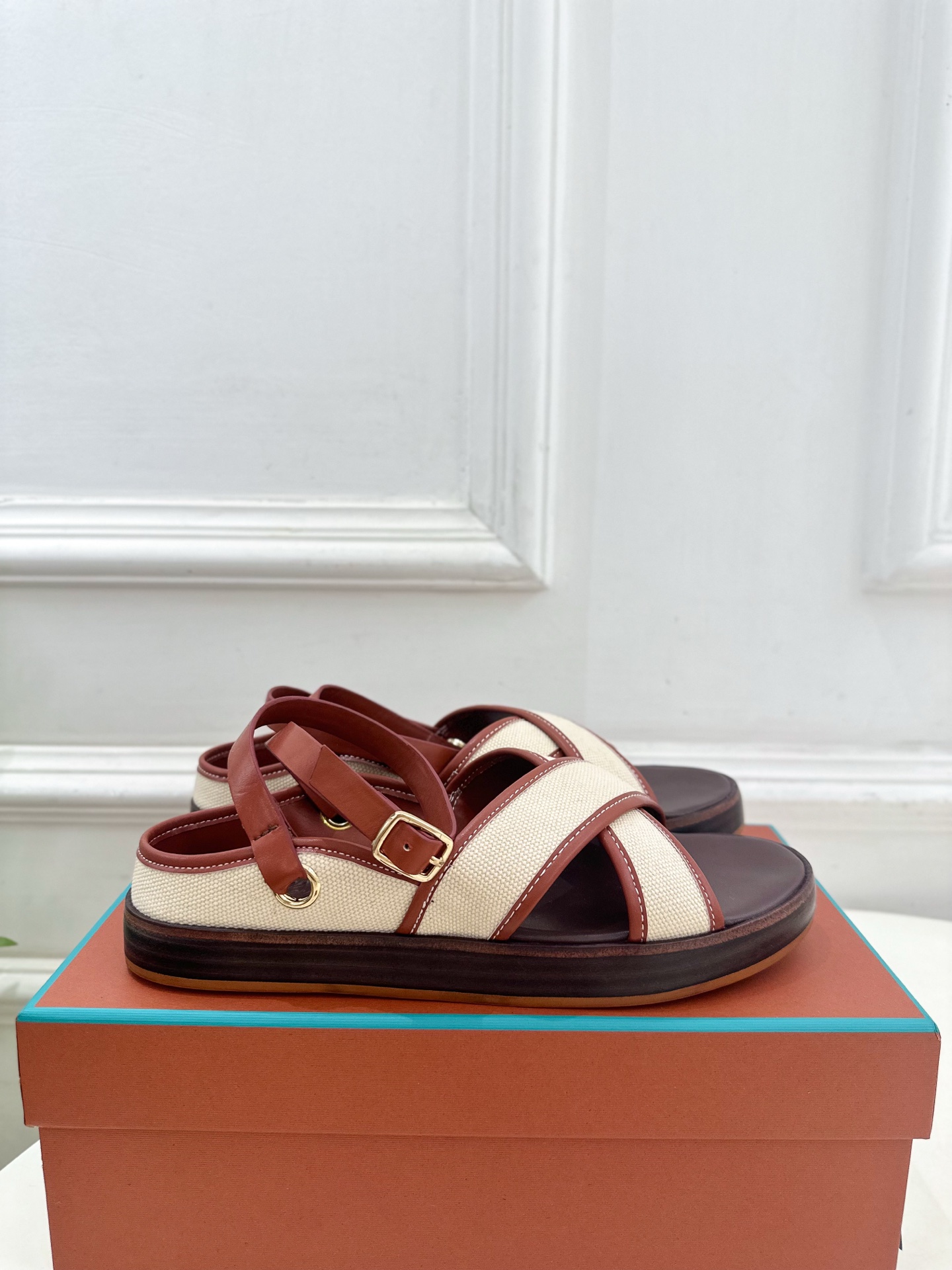 Loro Piana 乐悠翩雅 代购级别⚠️2025春夏新品 LEO平底露趾交叉凉鞋 —————————
