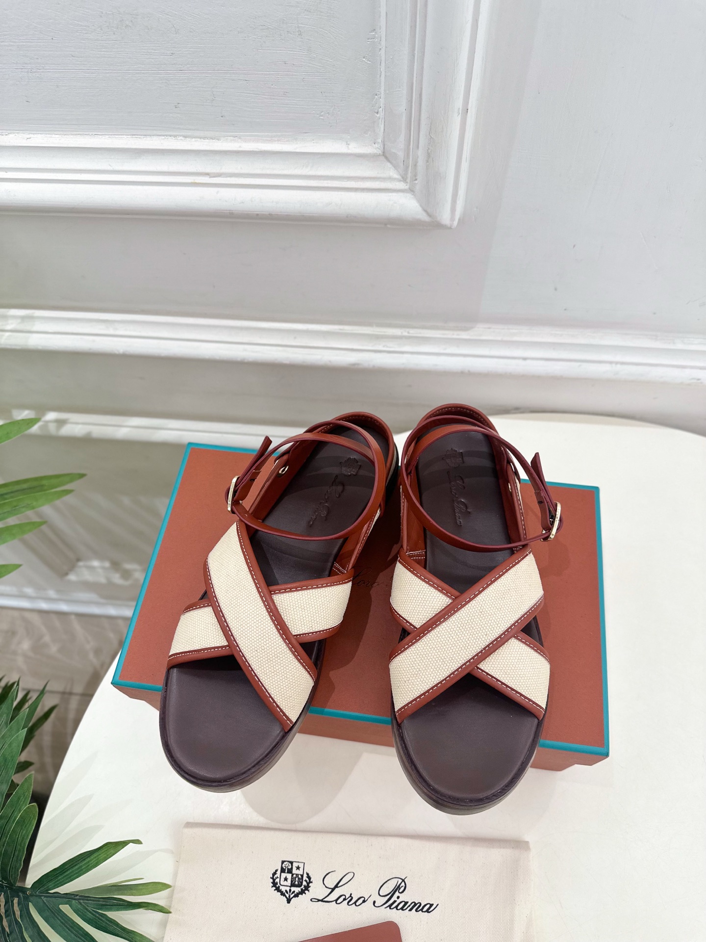 Loro Piana 乐悠翩雅 代购级别⚠️2025春夏新品 LEO平底露趾交叉凉鞋 —————————