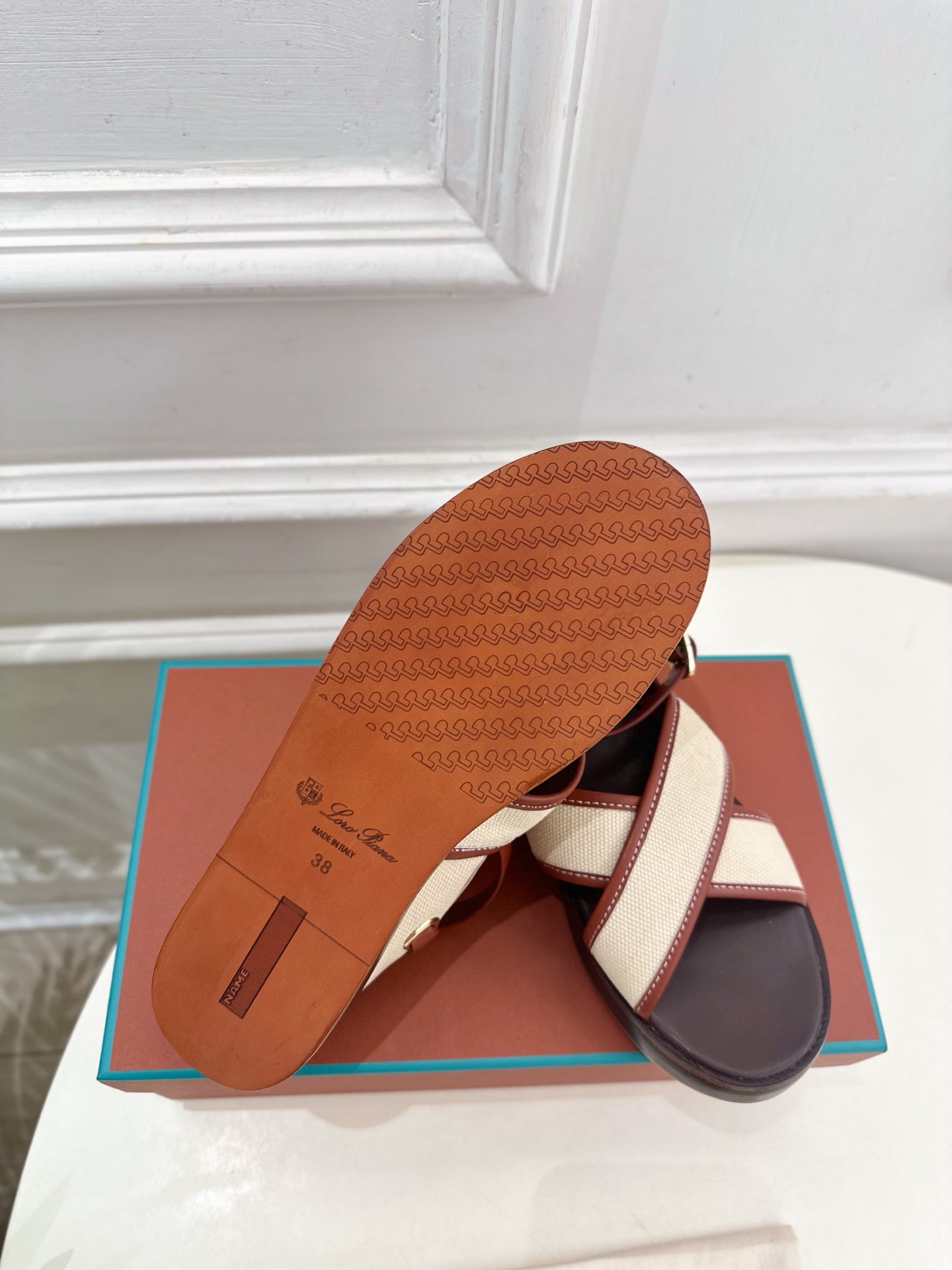 Loro Piana 乐悠翩雅 代购级别⚠️2025春夏新品 LEO平底露趾交叉凉鞋 —————————