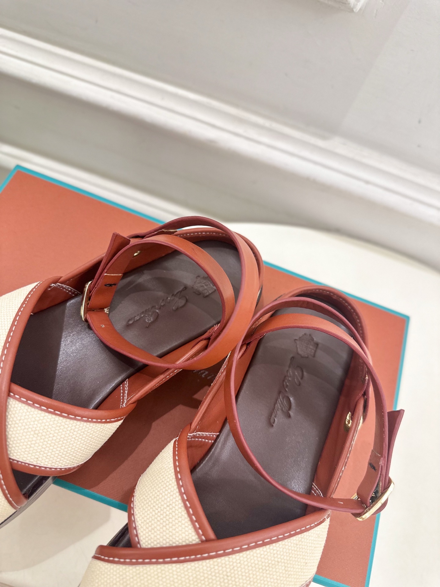 Loro Piana 乐悠翩雅 代购级别⚠️2025春夏新品 LEO平底露趾交叉凉鞋 —————————