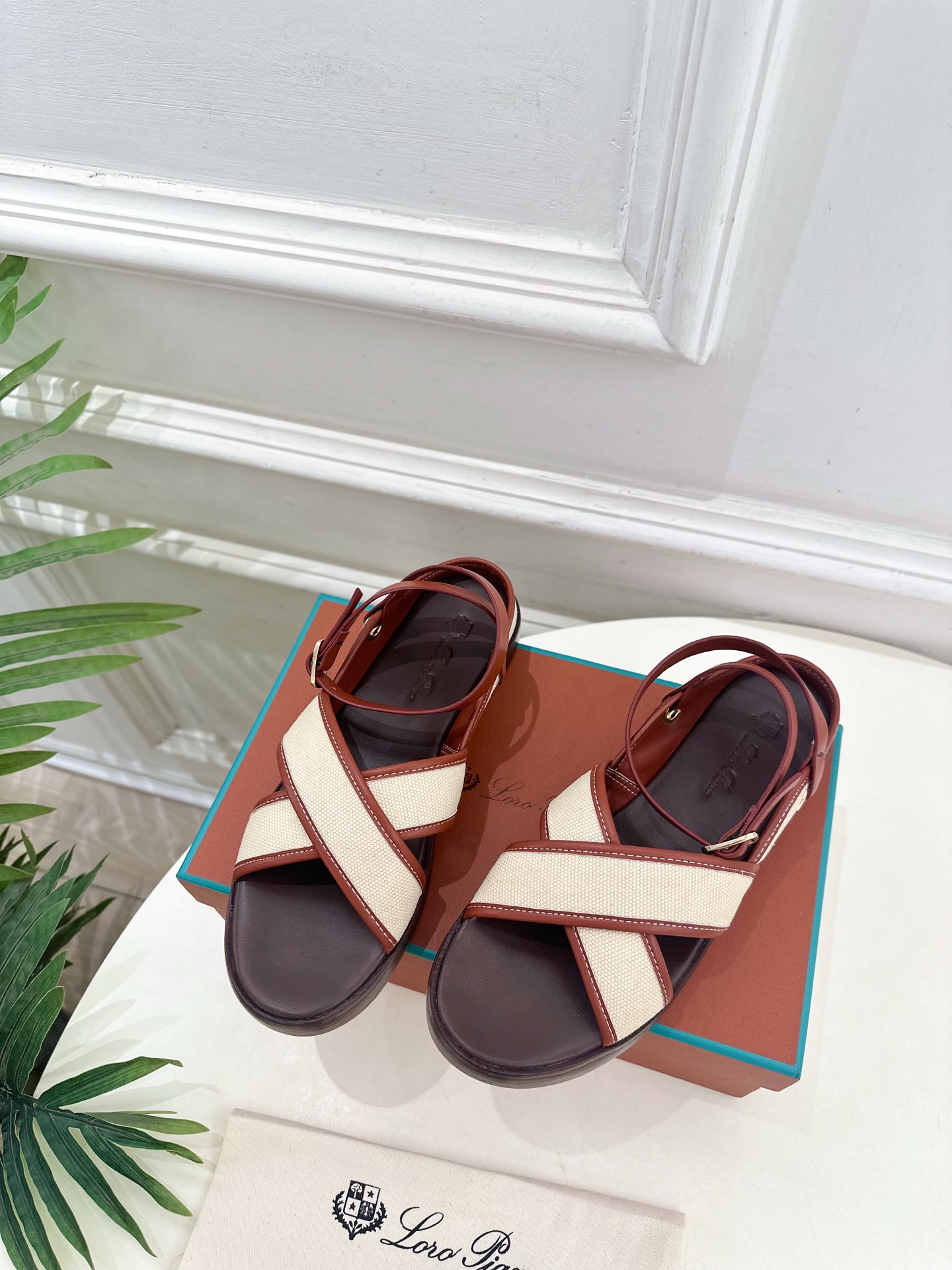 Loro Piana 乐悠翩雅 代购级别⚠️2025春夏新品 LEO平底露趾交叉凉鞋 —————————