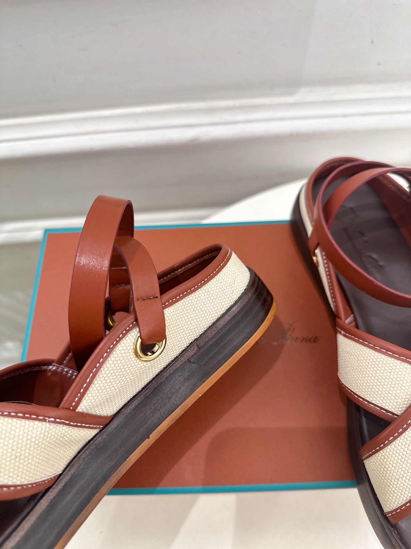 Loro Piana 乐悠翩雅 代购级别⚠️2025春夏新品 LEO平底露趾交叉凉鞋 —————————