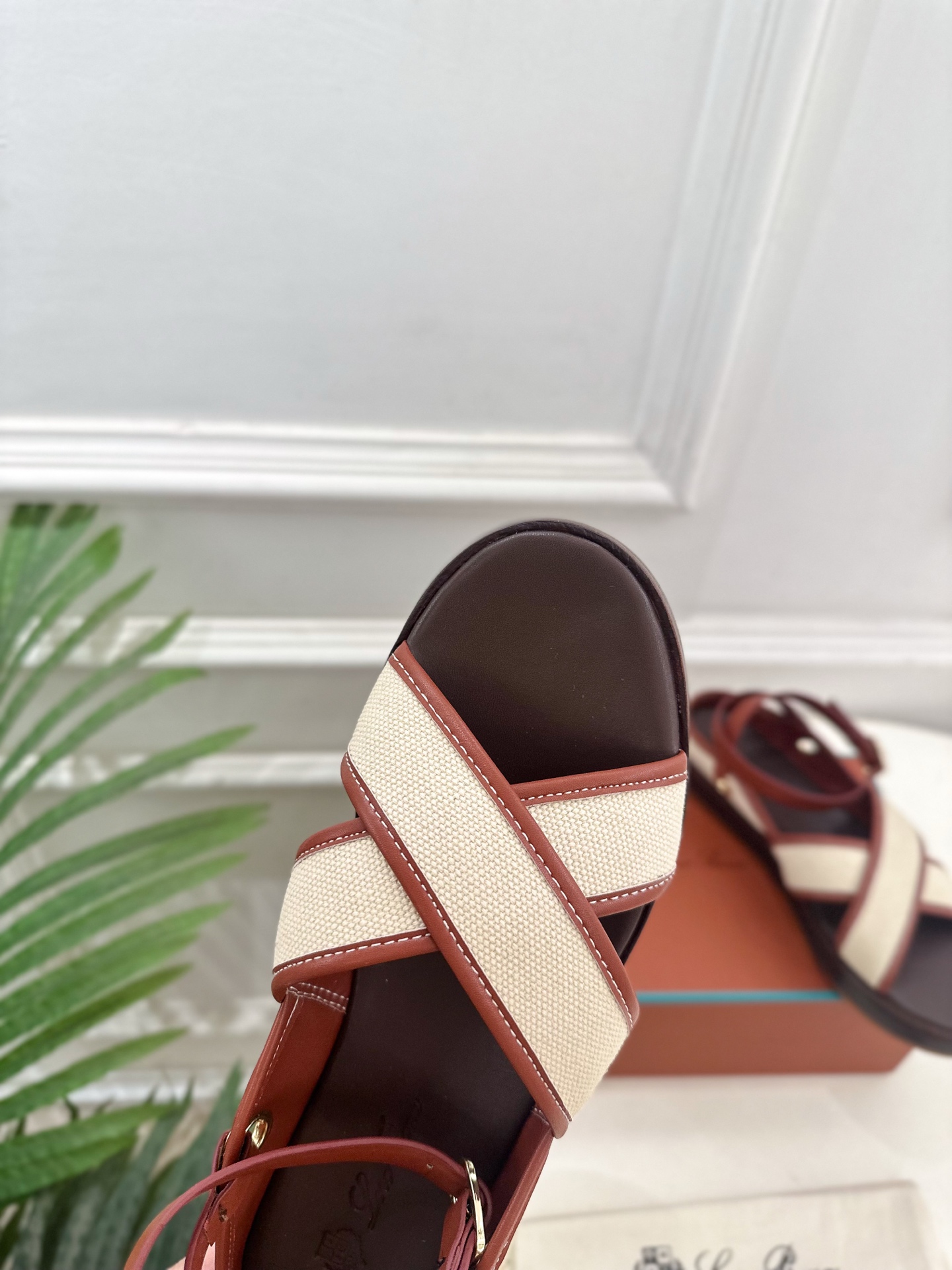 Loro Piana 乐悠翩雅 代购级别⚠️2025春夏新品 LEO平底露趾交叉凉鞋 —————————