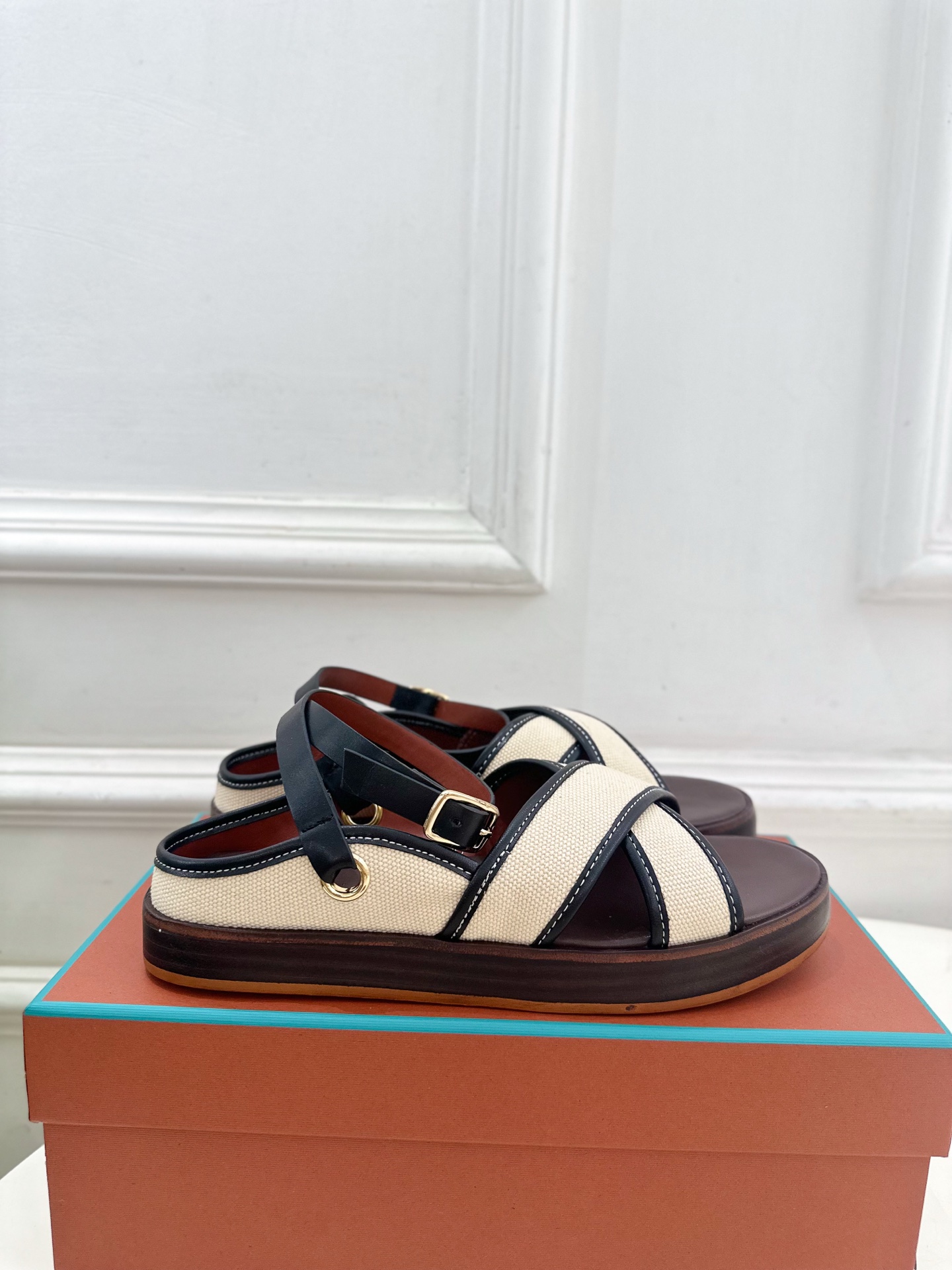 Loro Piana 乐悠翩雅 代购级别⚠️2025春夏新品 LEO平底露趾交叉凉鞋 —————————