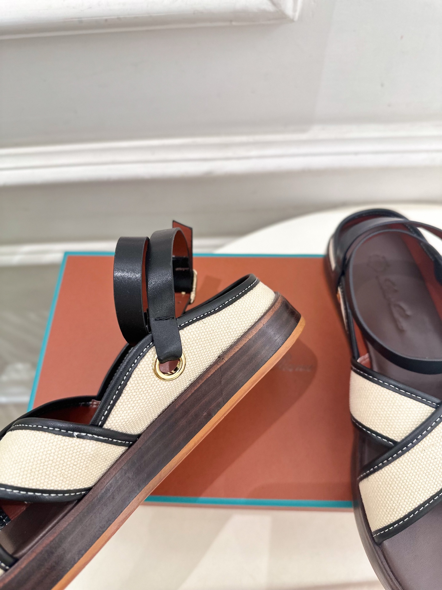 Loro Piana 乐悠翩雅 代购级别⚠️2025春夏新品 LEO平底露趾交叉凉鞋 —————————