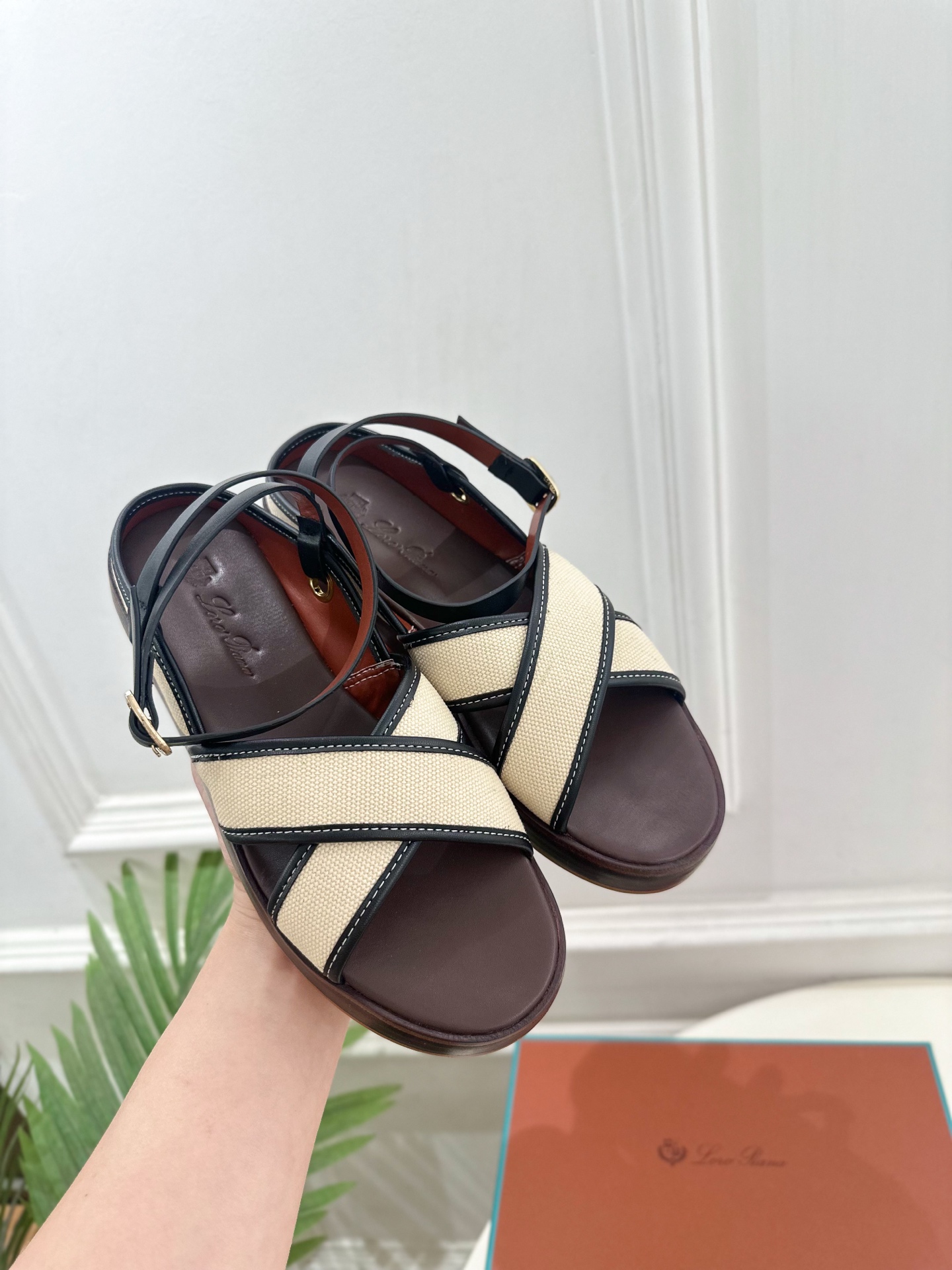 Loro Piana 乐悠翩雅 代购级别⚠️2025春夏新品 LEO平底露趾交叉凉鞋 —————————