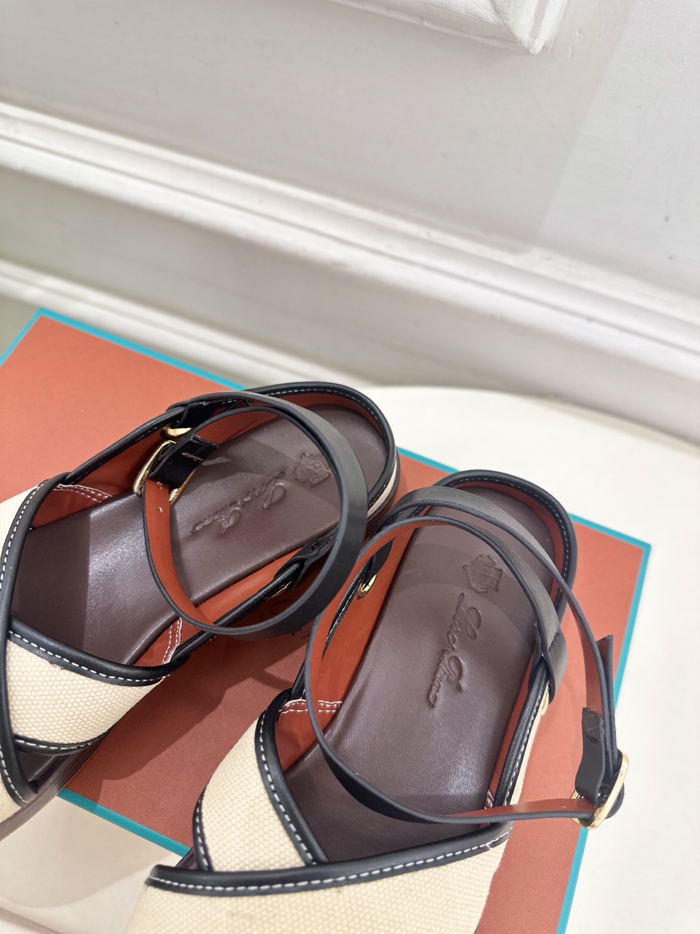 Loro Piana 乐悠翩雅 代购级别⚠️2025春夏新品 LEO平底露趾交叉凉鞋 —————————