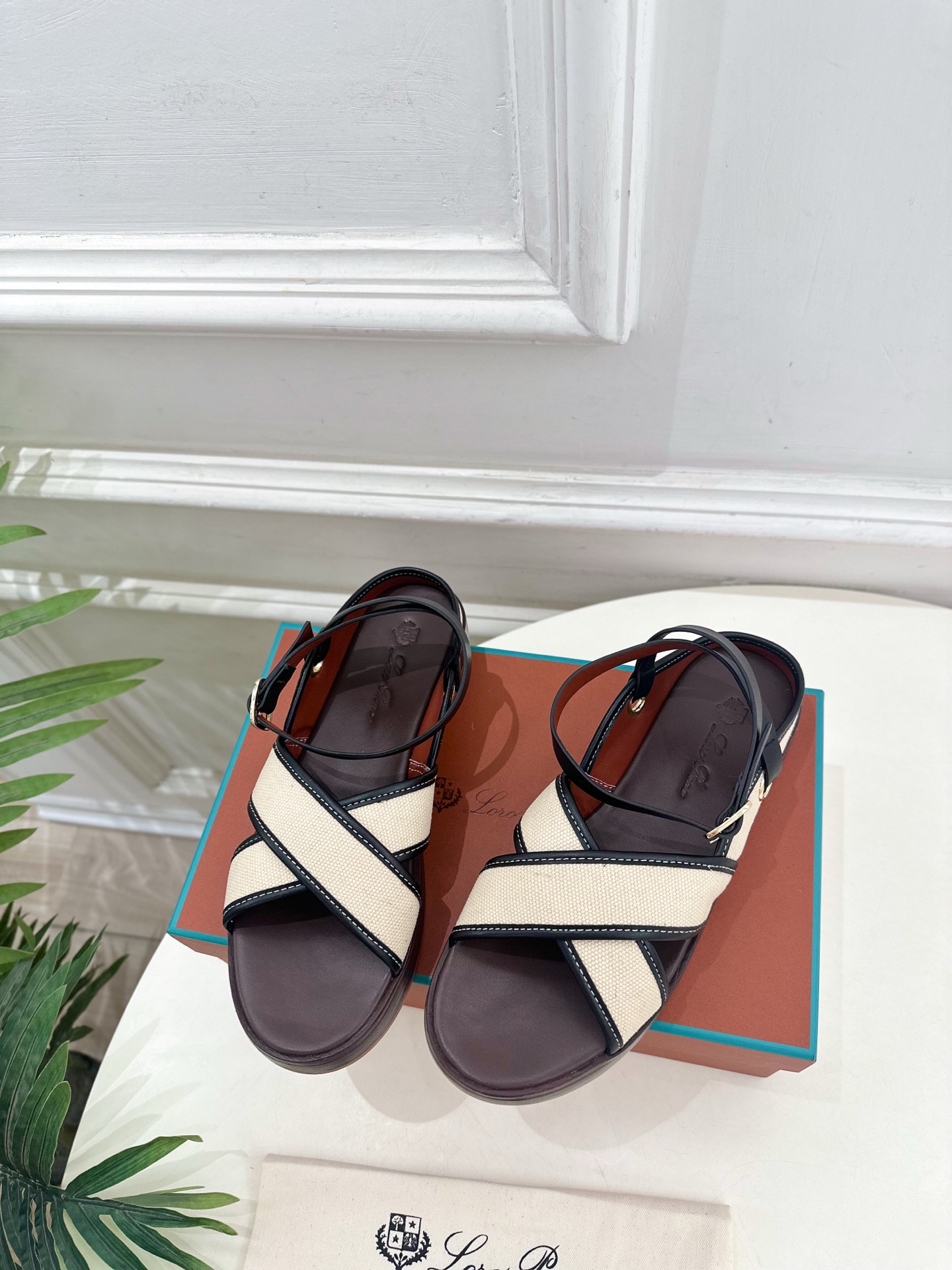 Loro Piana 乐悠翩雅 代购级别⚠️2025春夏新品 LEO平底露趾交叉凉鞋 —————————