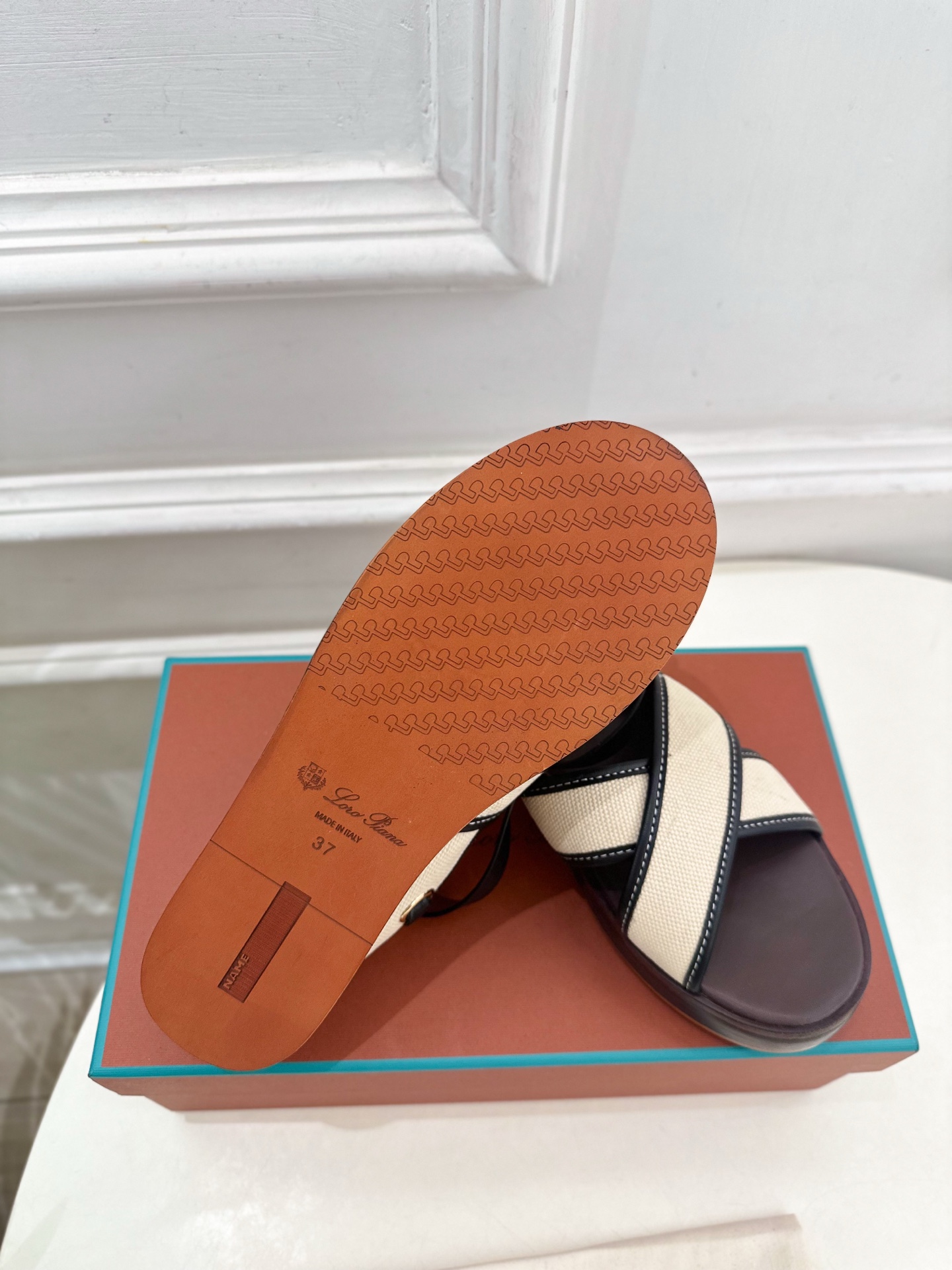 Loro Piana 乐悠翩雅 代购级别⚠️2025春夏新品 LEO平底露趾交叉凉鞋 —————————