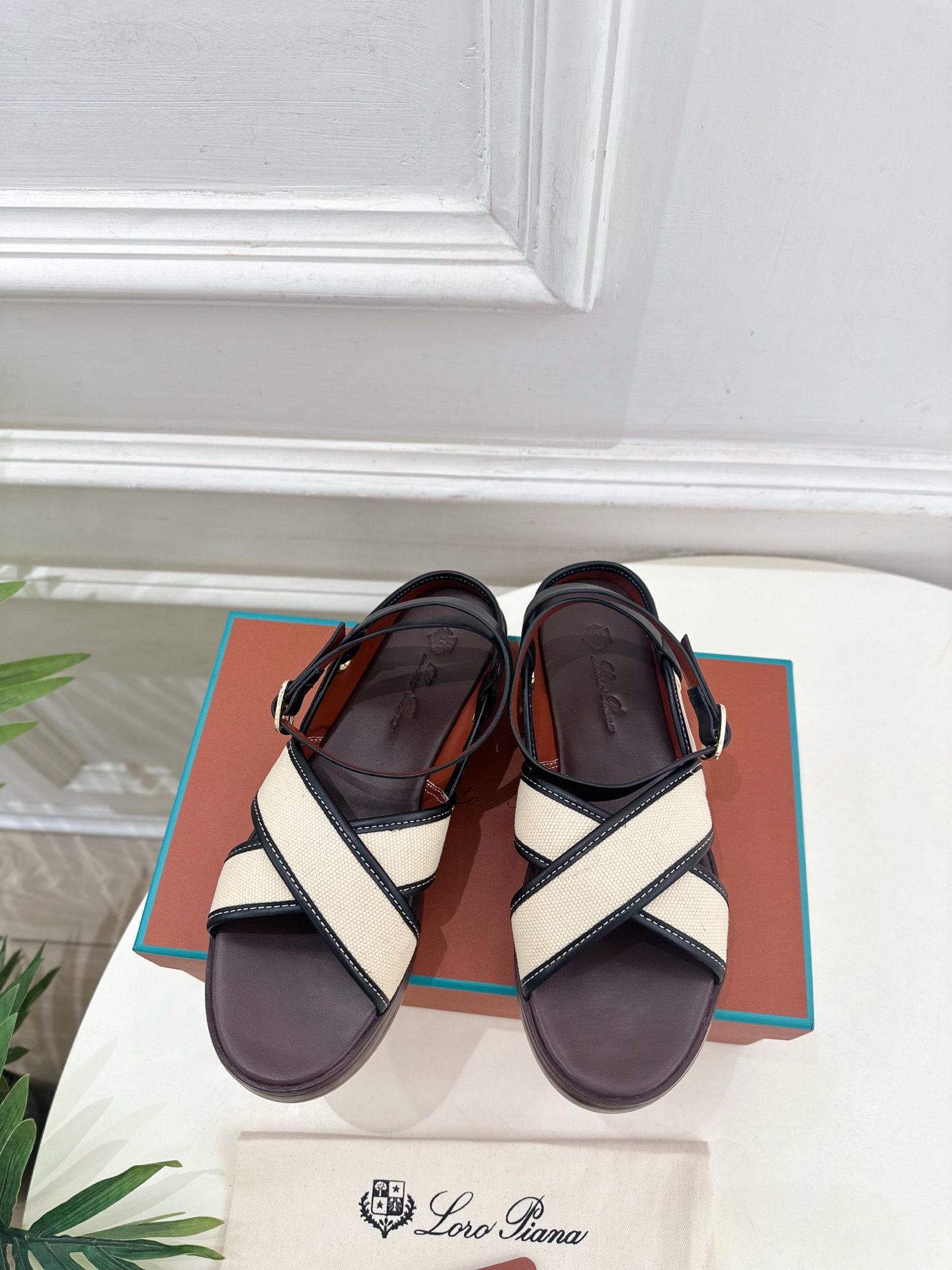 Loro Piana 乐悠翩雅 代购级别⚠️2025春夏新品 LEO平底露趾交叉凉鞋 —————————