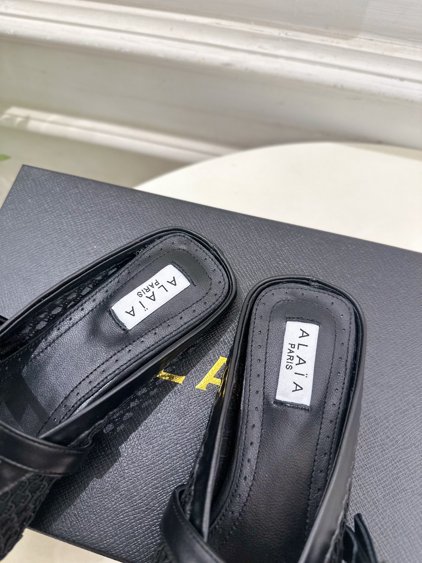 ALAÏA 阿莱亚25SS春夏新品 平底网面穆勒半拖鞋
—————————
Alaïa作为这两年最受欢迎