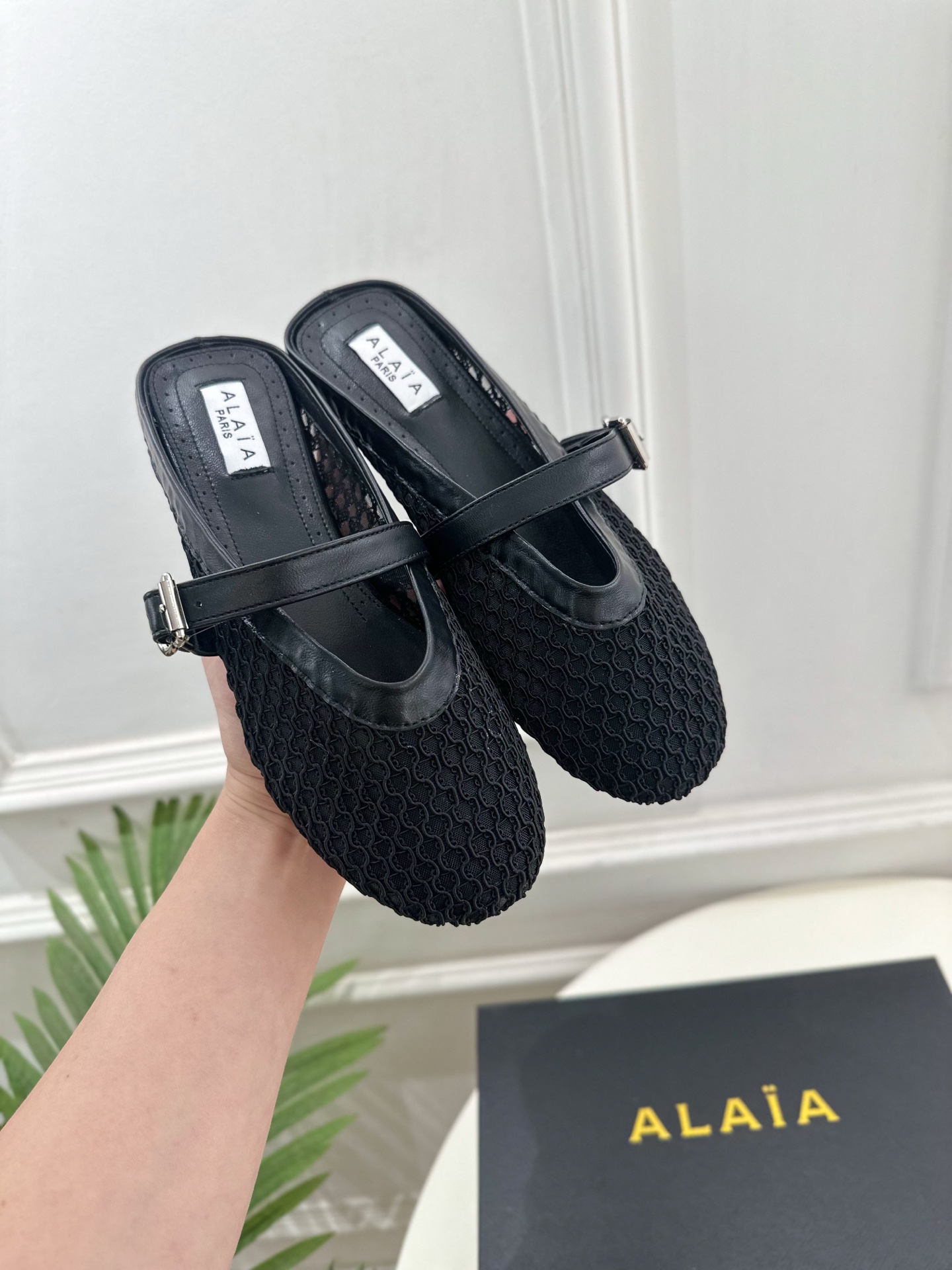 ALAÏA 阿莱亚25SS春夏新品 平底网面穆勒半拖鞋
—————————
Alaïa作为这两年最受欢迎