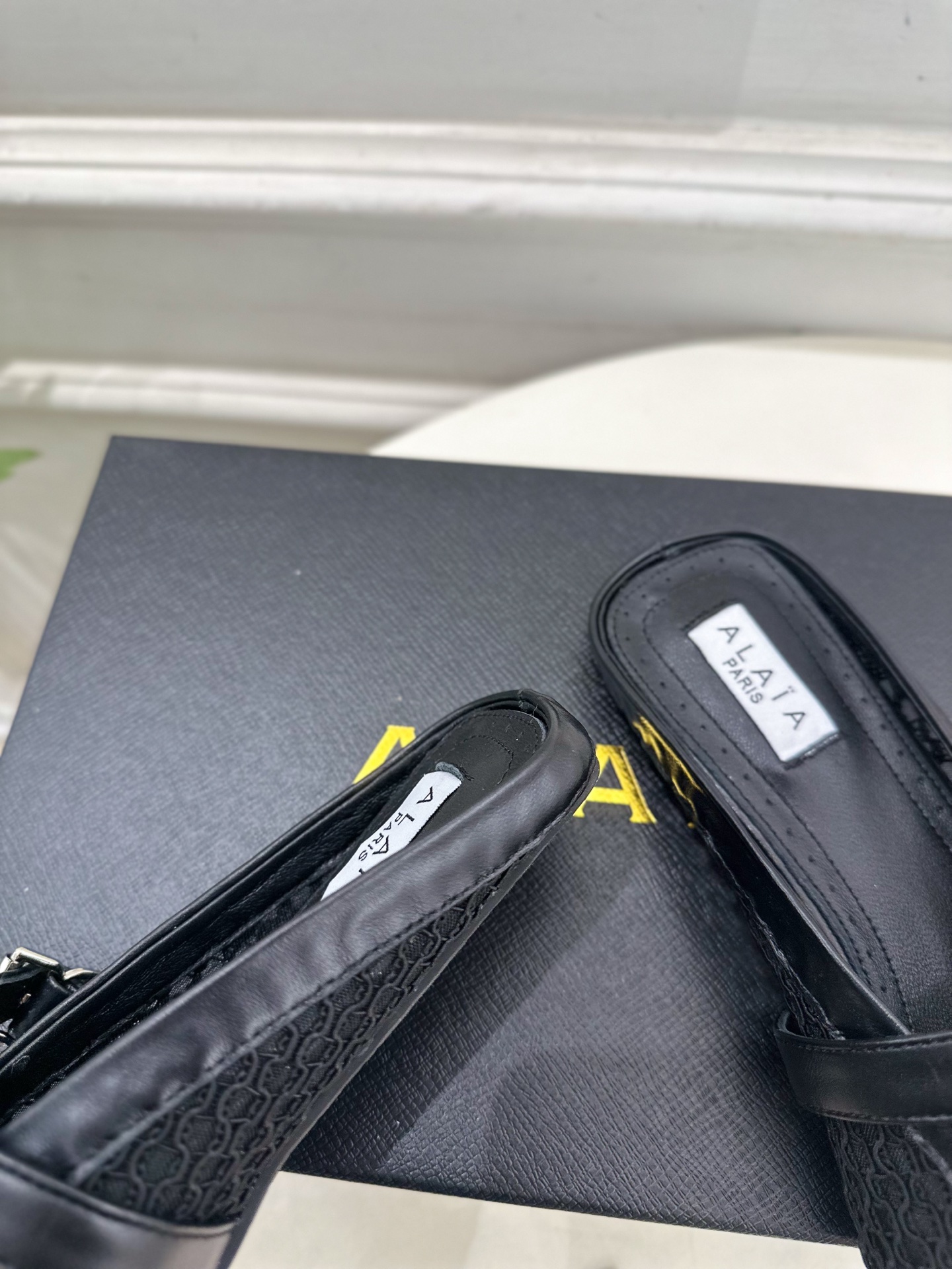 ALAÏA 阿莱亚25SS春夏新品 平底网面穆勒半拖鞋
—————————
Alaïa作为这两年最受欢迎