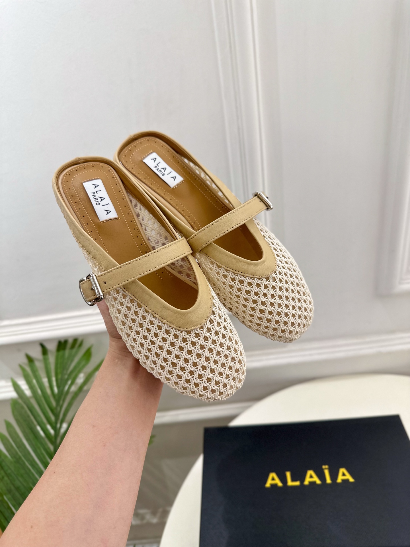 ALAÏA 阿莱亚25SS春夏新品 平底网面穆勒半拖鞋
—————————
Alaïa作为这两年最受欢迎